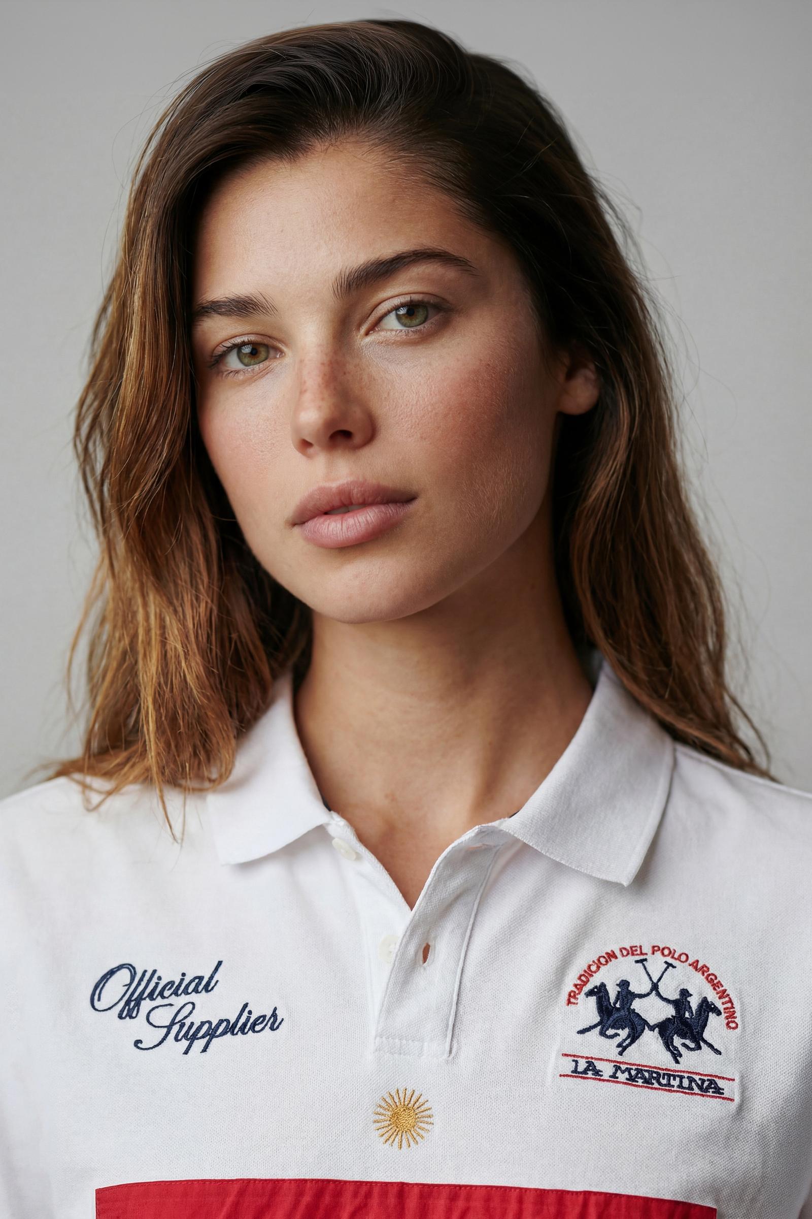 Numbered style with exclusive label, produced in only 100 pieces per style/colour. The label is positioned on the back, at the lower right, with the progressive number clearly visible. Short-sleeved polo shirt made from solid-colour 100% cotton jersey. The contemporary-cut design features a modern, wide and relaxed silhouette, with a current streetwear aesthetic. The style is completed with a tone-on-tone ribbed collar and contrast ribbed cuffs. The front fastening has two buttons. The front graphic is bold