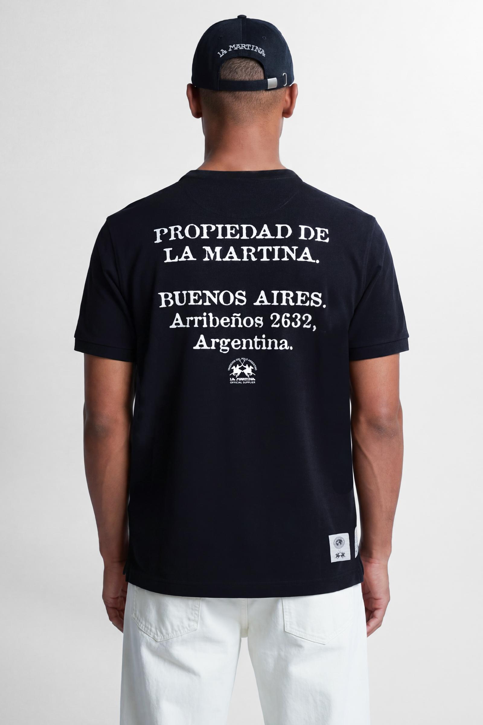 Numbered style with exclusive label, produced in only 100 pieces per style/colour. The label is positioned on the back, at the lower right, with the progressive number clearly visible. Short-sleeved T-shirt made from solid-colour 100% cotton jersey. The crew-neck design, with tone-on-tone ribbed collar, features a contemporary cut with a modern, wide and relaxed silhouette. The left side of the chest is enriched with a small pocket featuring the brand logo embroidered in contrast and an applied embroidered 