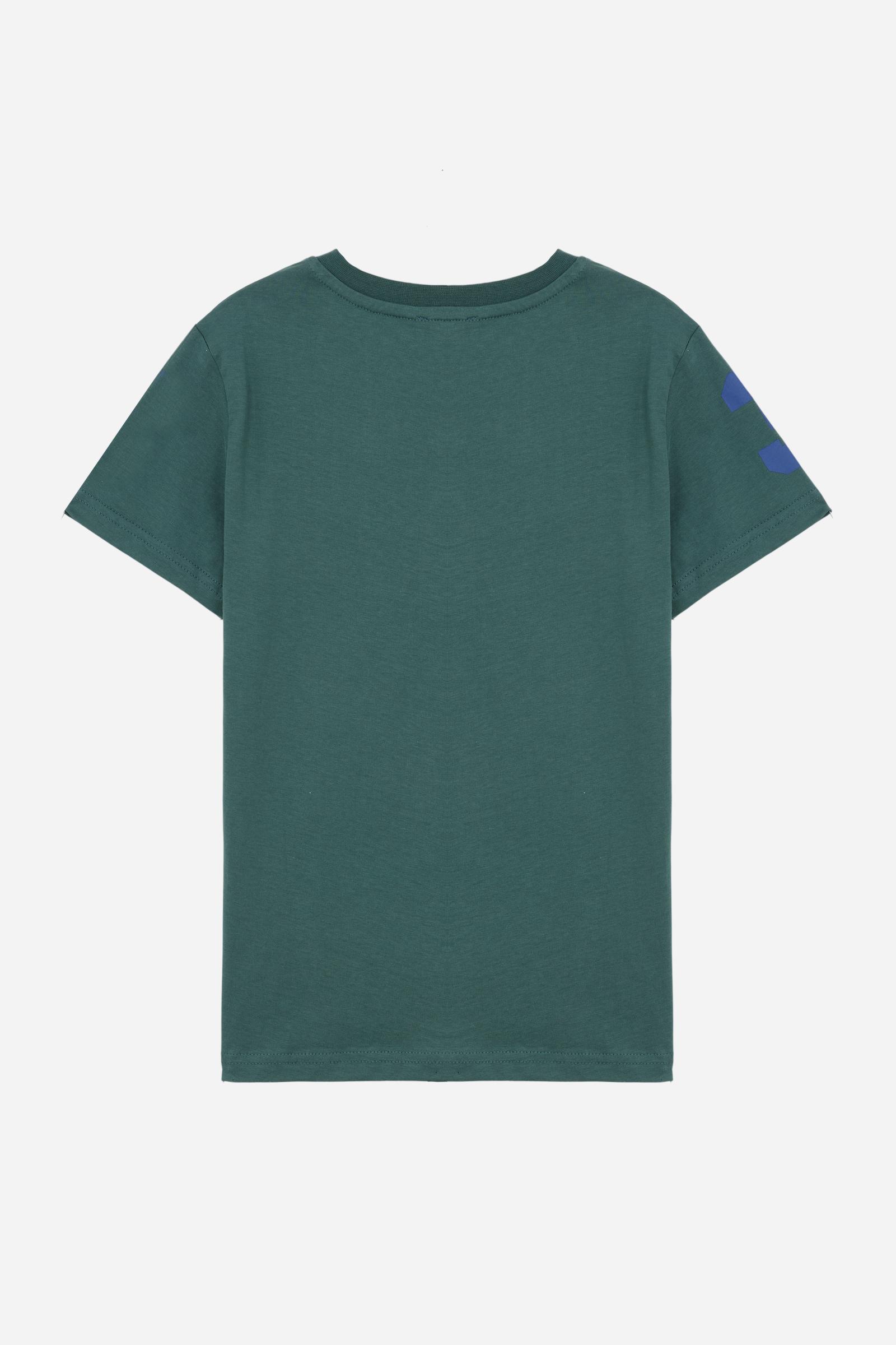 Short-sleeved T-shirt for boys made from 100% cotton jersey in a solid colour. The style features a regular fit, straight line and tonal ribbed crew neck. The brand’s Iconic graphics, printed in contrast on the chest and sleeve, give the garment a sporty and recognisable style. A versatile T-shirt, perfect for completing seasonal casual looks. - Pineneedle