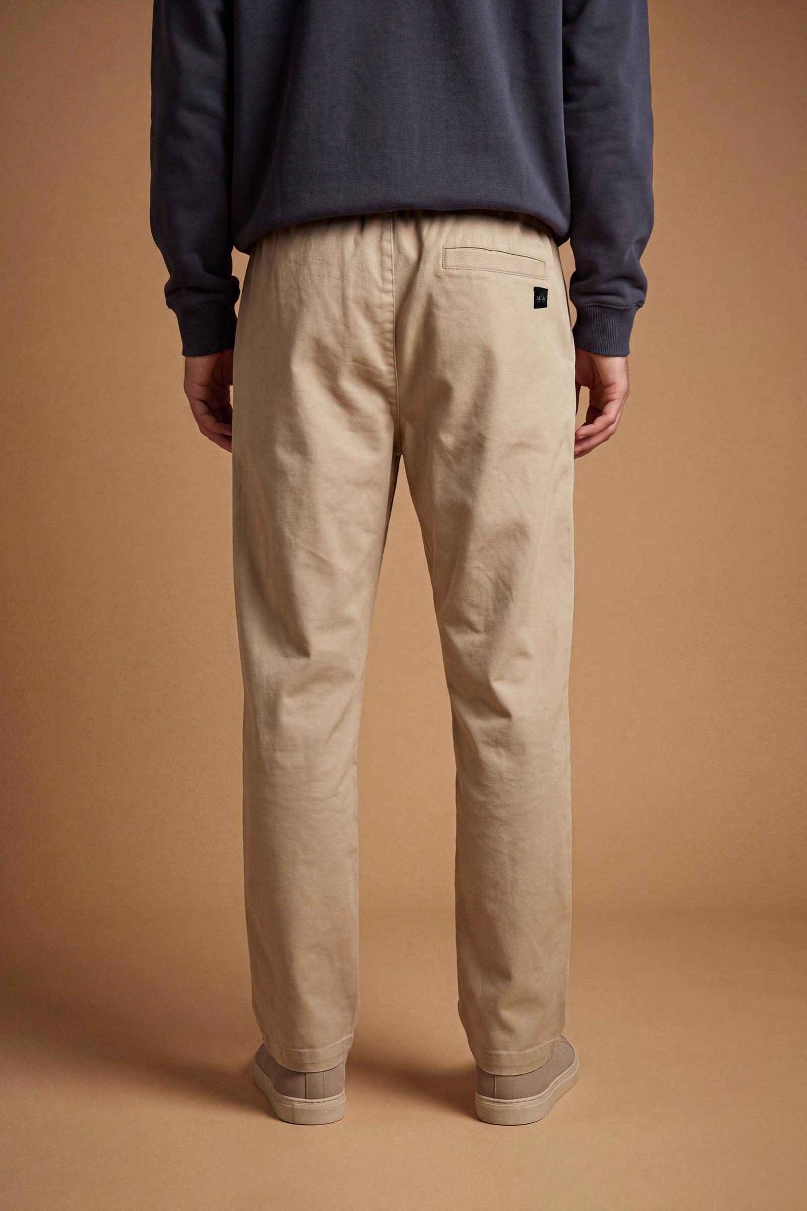 Men's long trousers in stretch cotton twill with elastane for comfort and freedom. Wide thigh, tapered ankle, elastic waistband, drawstring, pleats, and pockets. - Twill