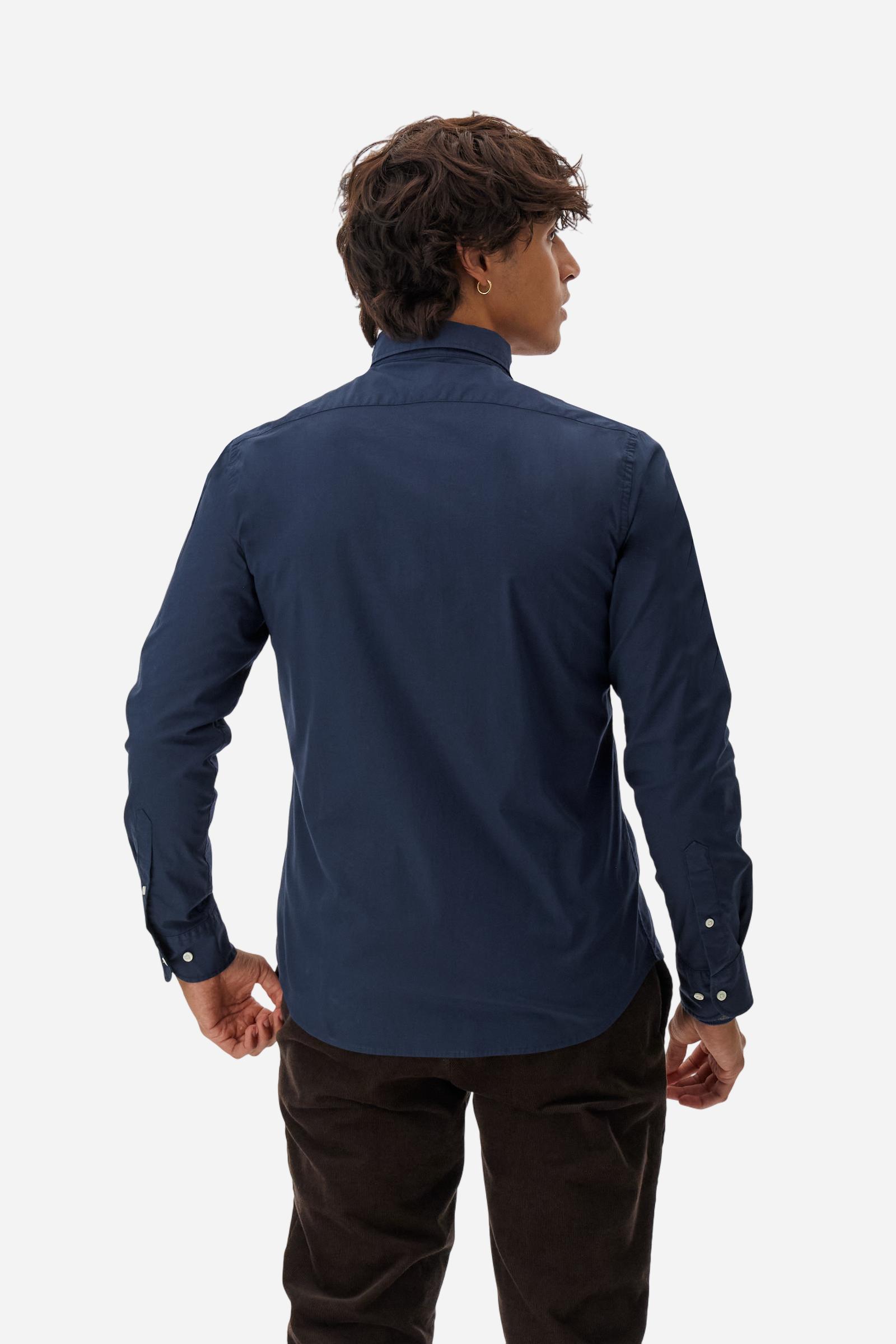 Men's long-sleeved shirt in cotton poplin. Slim fit with semi-cutaway collar. - Navy