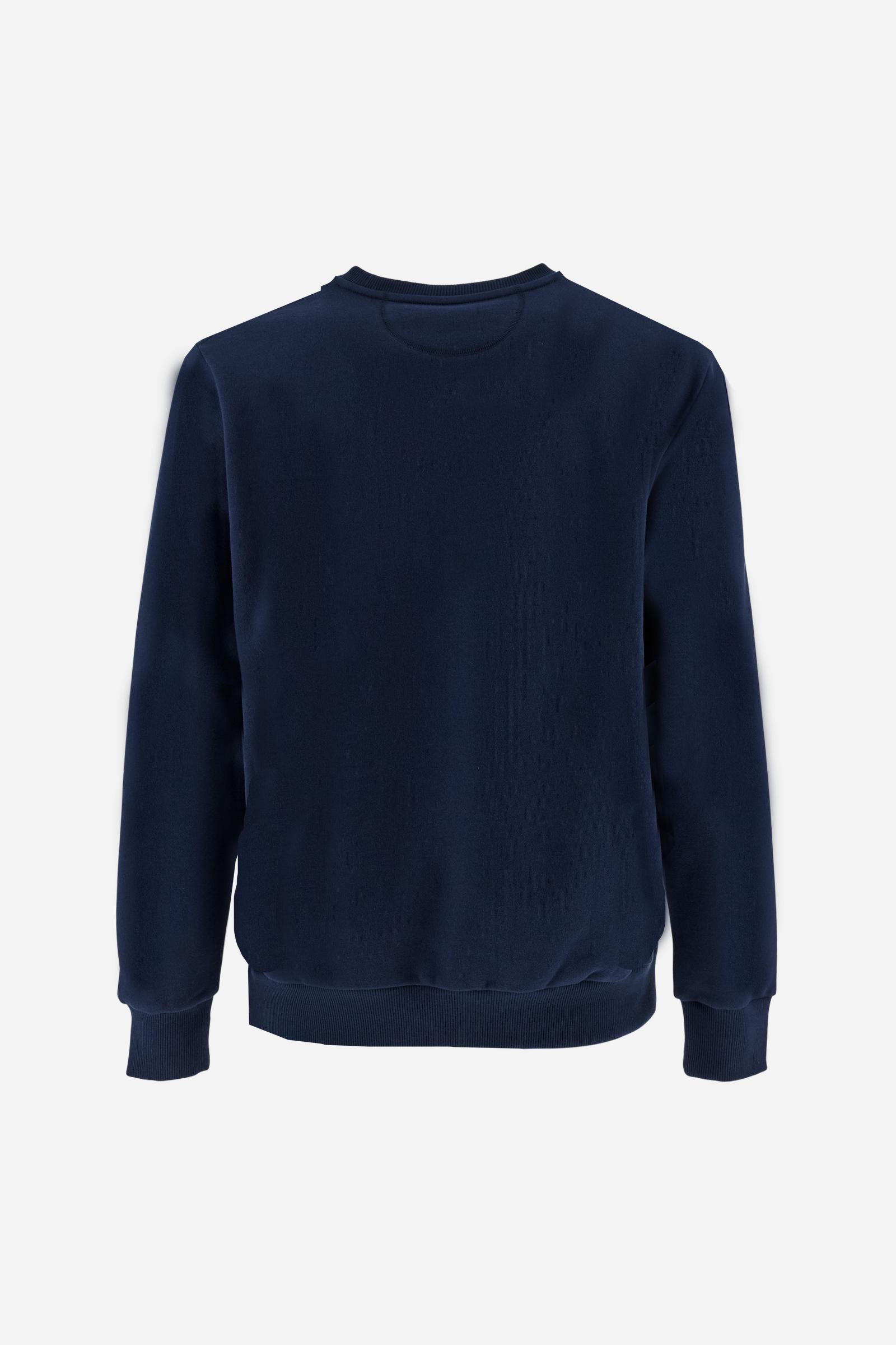 Men's long-sleeved round neck sweatshirt in 100% cotton fleece with a velvety feel. The collar, cuffs, waist and sides are in matching ribbed knit. The small brand logo is embroidered in contrasting colour on the chest. This essential piece has a regular fit for a timeless silhouette. The model is wearing a size L - Navy