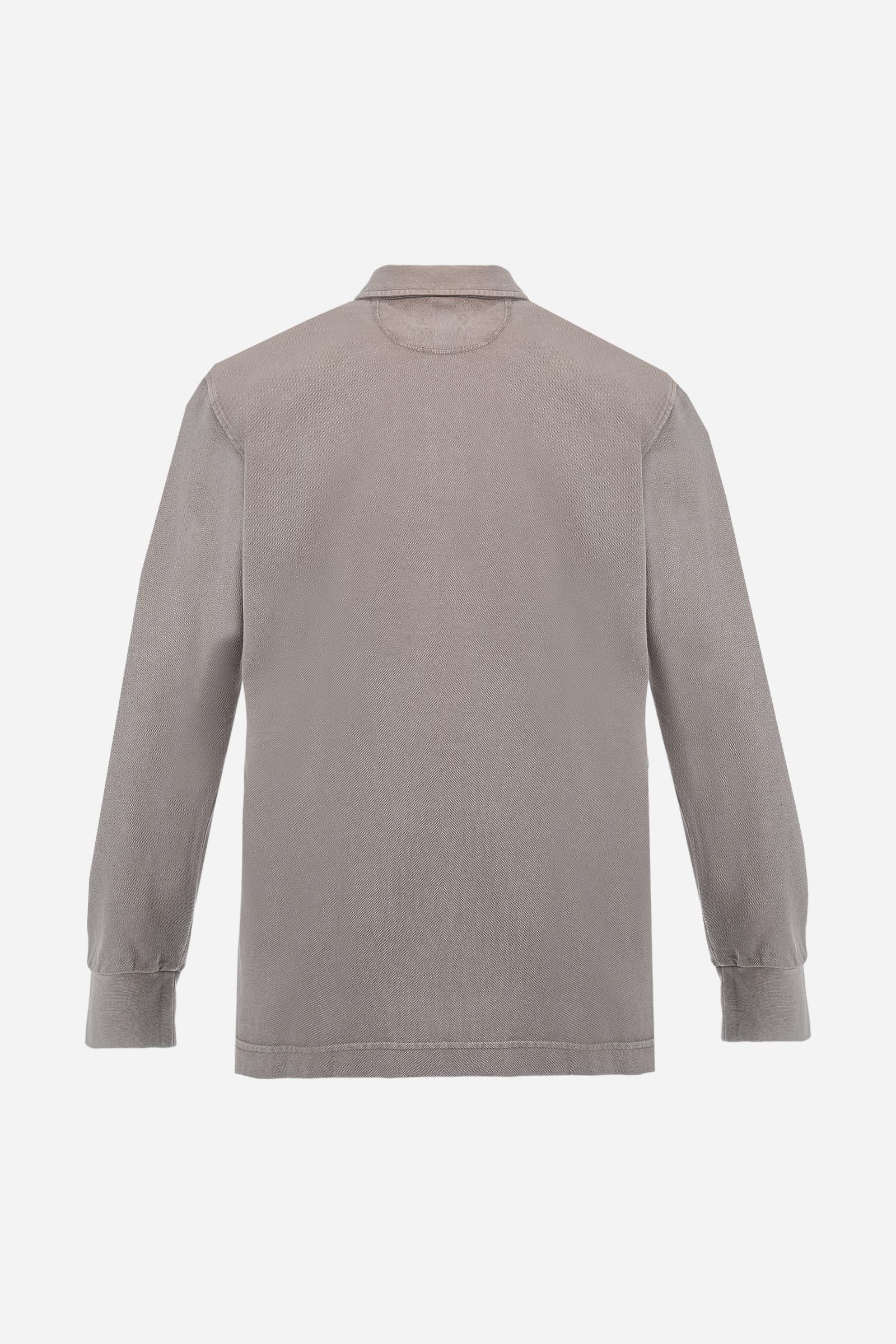 Men’s long-sleeve polo shirt in 100% cotton piqué with garment dyeing using pigments for a worn and slightly faded look. Collar and placket in gabardine, ribbed cuffs, patch on the sleeve and team logo embroidered on the chest as an iconic detail. Regular fit. The model wears size L. - Moon Rock