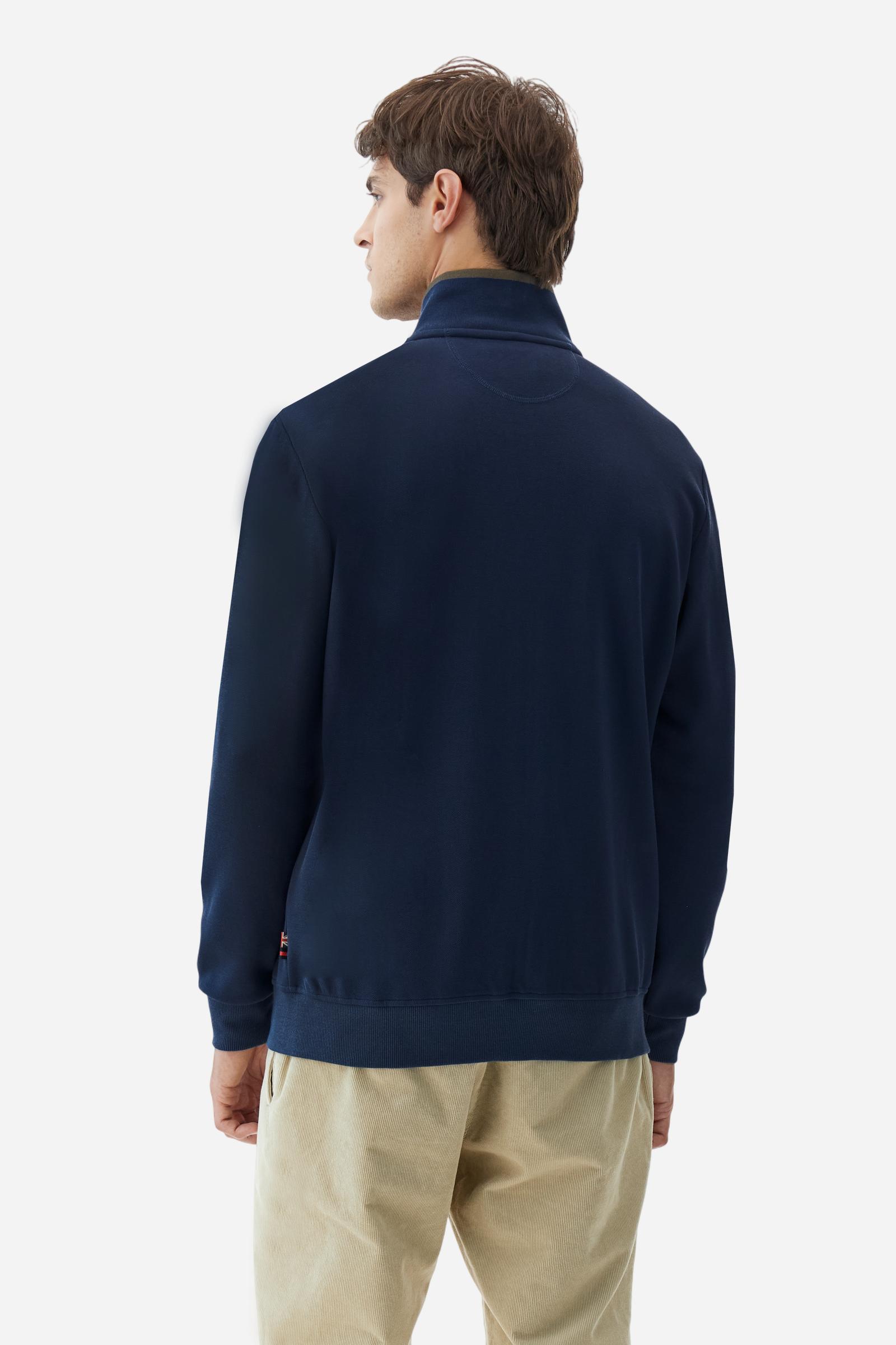 Men's long-sleeved, full-zip solid colour sweatshirt. Made of stretch cotton-blend piqué. Design with front opening fastened by a zip, high collar in two-tone ribbing. Solid colour ribbed cuffs and waistband. The small brand logo and Guards crest are embroidered in multi-coloured thread on the chest. On the right sleeve, there is another embroidery of a crest inspired by the British royal household. The regular fit silhouette is practical for everyday wear. The model is wearing a size L. - Navy