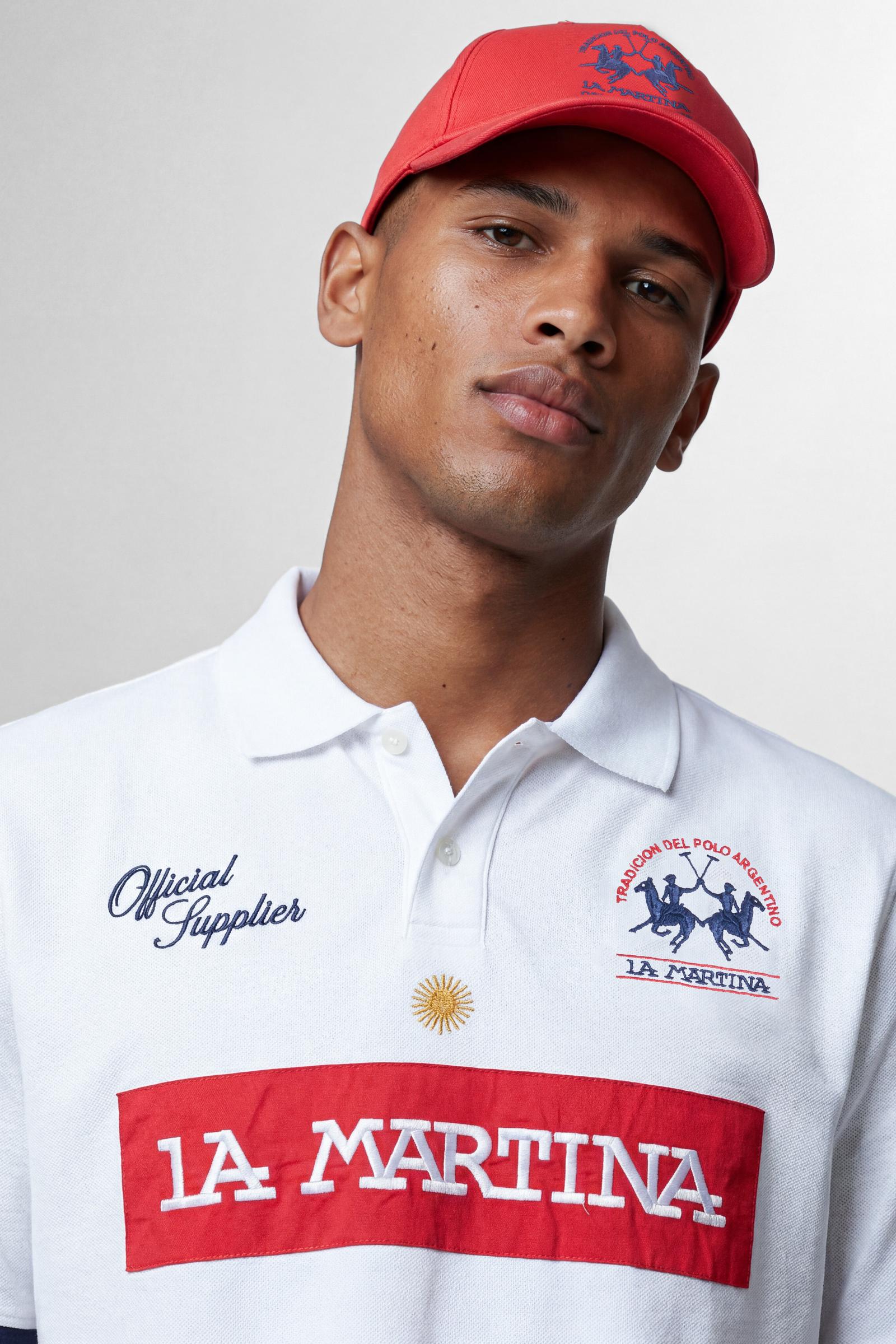 Numbered style with exclusive label, produced in only 100 pieces per style/colour. The label is positioned on the back, at the lower right, with the progressive number clearly visible. Short-sleeved polo shirt made from solid-colour 100% cotton jersey. The contemporary-cut design features a modern, wide and relaxed silhouette, with a current streetwear aesthetic. The style is completed with a tone-on-tone ribbed collar and contrast ribbed cuffs. The front fastening has two buttons. The front graphic is bold