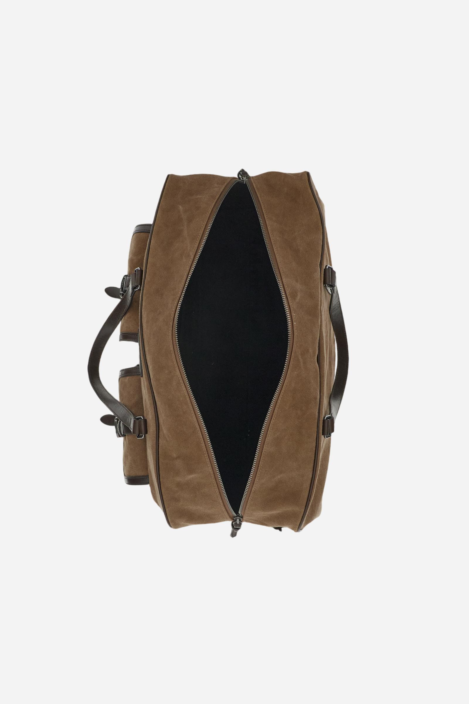 Travel bag in washed canvas and leather, roomy and functional, designed for practicality on trips. Secured with a zip and detachable shoulder strap, with large front pockets closed by metal buckles. The hot-stamped logo on the front leather tag completes the elegant design. Dimensions:46 x 33 x 22 - COCOA