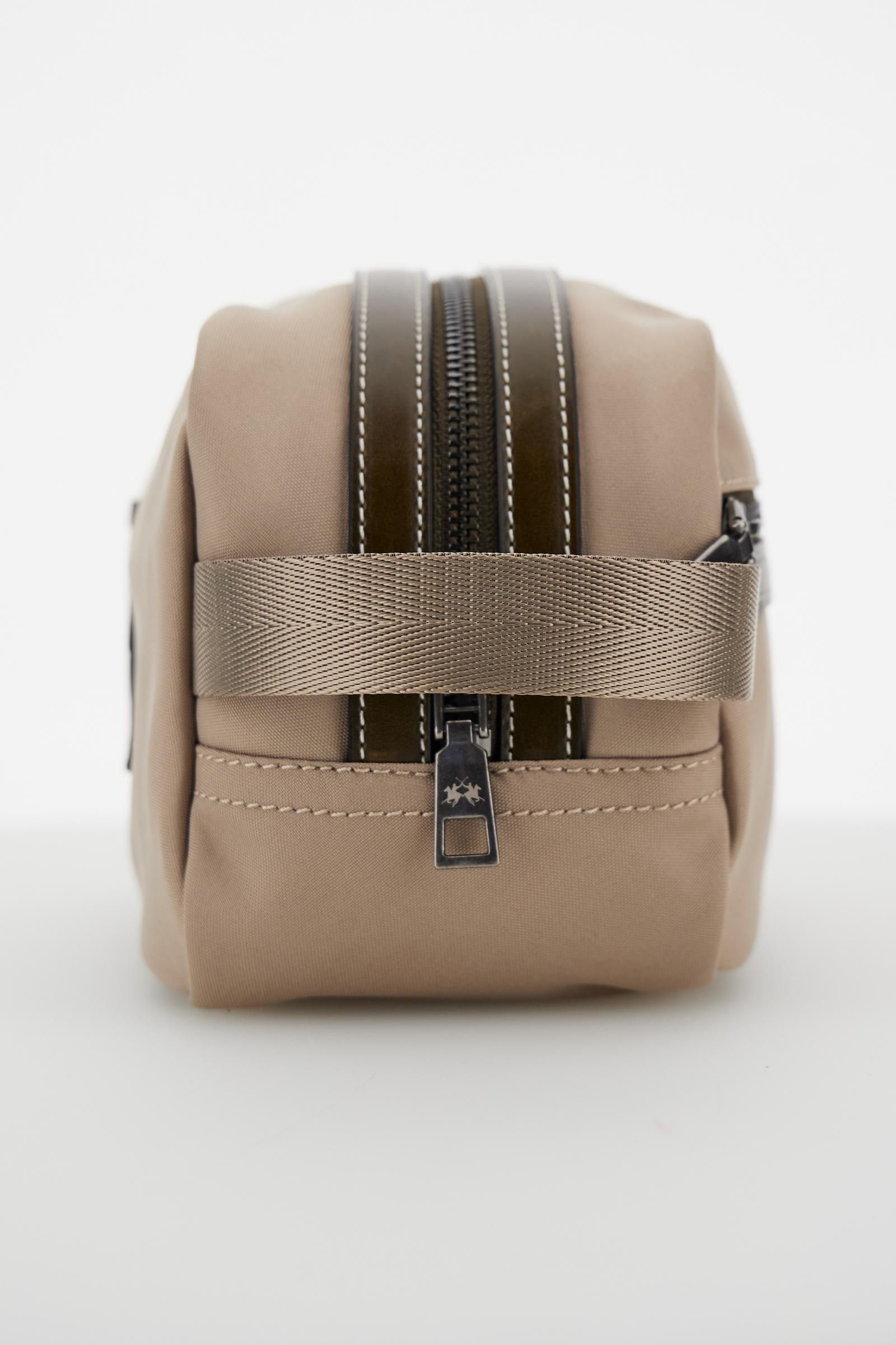 Travel case in matte technical canvas with eco-leather details, double zip compartment and maxi logo on the front. - Gaucho / Olive                                                                                                                                                                                                                                                                                                                                                                                             