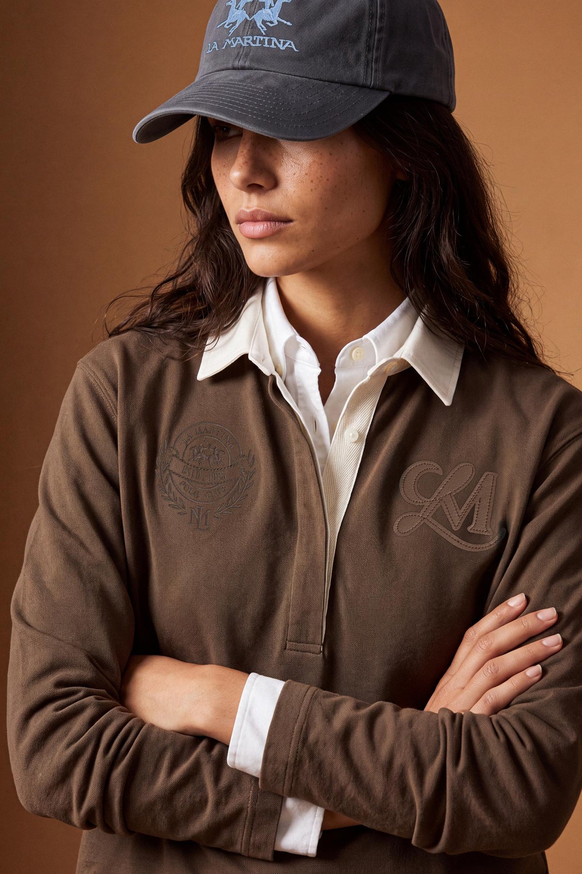 Women's long-sleeve polo in heavy-weight cotton jersey with a comfortable fit, straight cut, rugby collar, concealed front opening, embroidered crest, and LM patch. - Hot Fudge