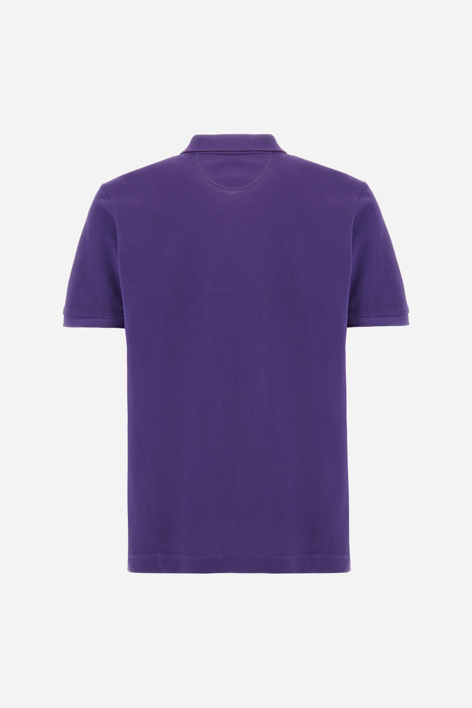 Men's plain-coloured, short-sleeved, regular-fit cotton polo shirt. Contrasting La Martina logo sewn onto the chest. This versatile garment goes perfectly with a pair of jeans from the collection. - Acai