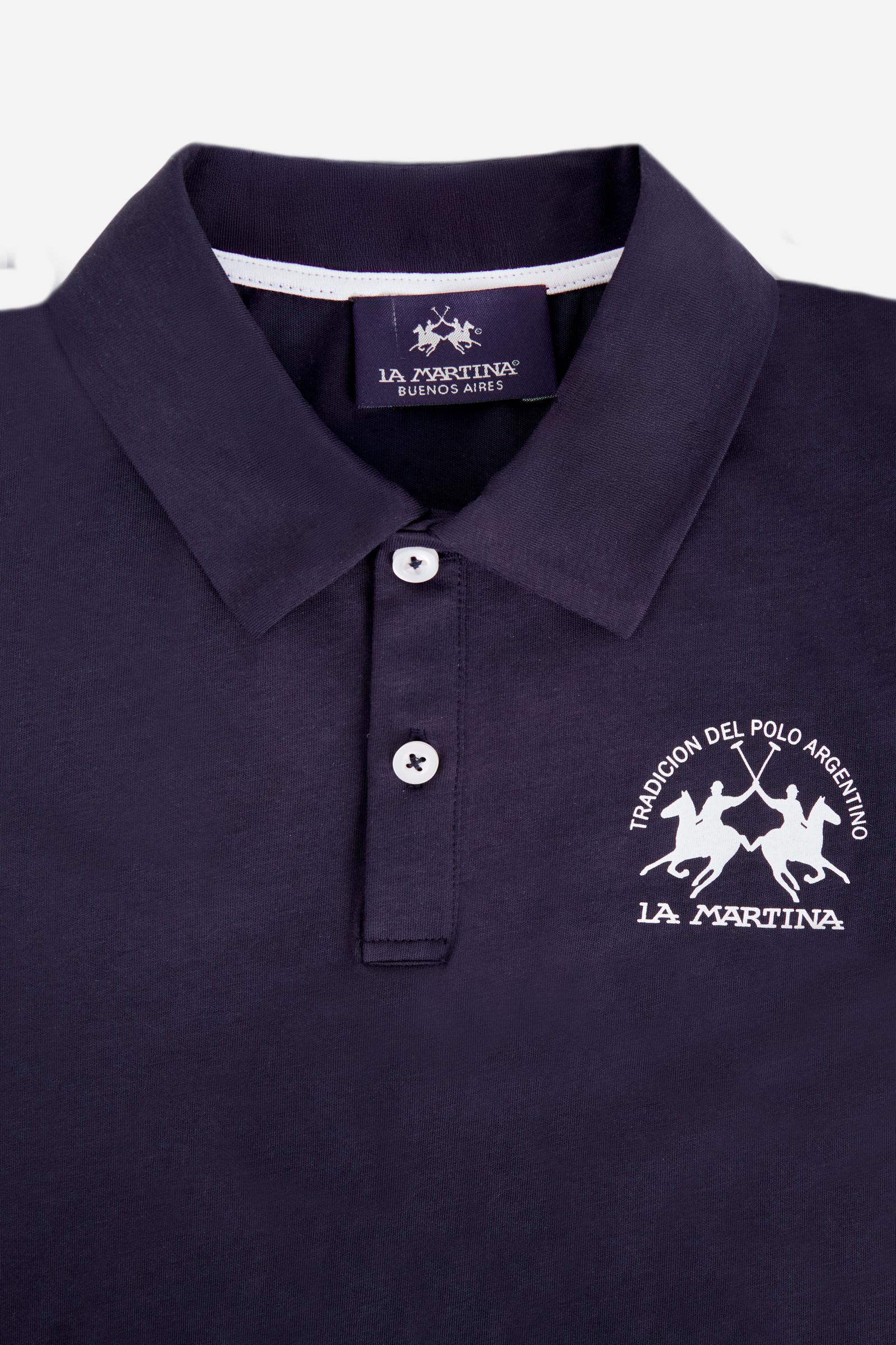 Short-sleeved polo shirt for boys made from lightweight 100% cotton jersey in a solid colour. The style features a two-button front opening and shirt collar in the same fabric. The contrast inner collar tape recalls the Team logo printed on the chest, while the brand lettering under the collar completes the garment with an iconic and recognisable detail. - Navy