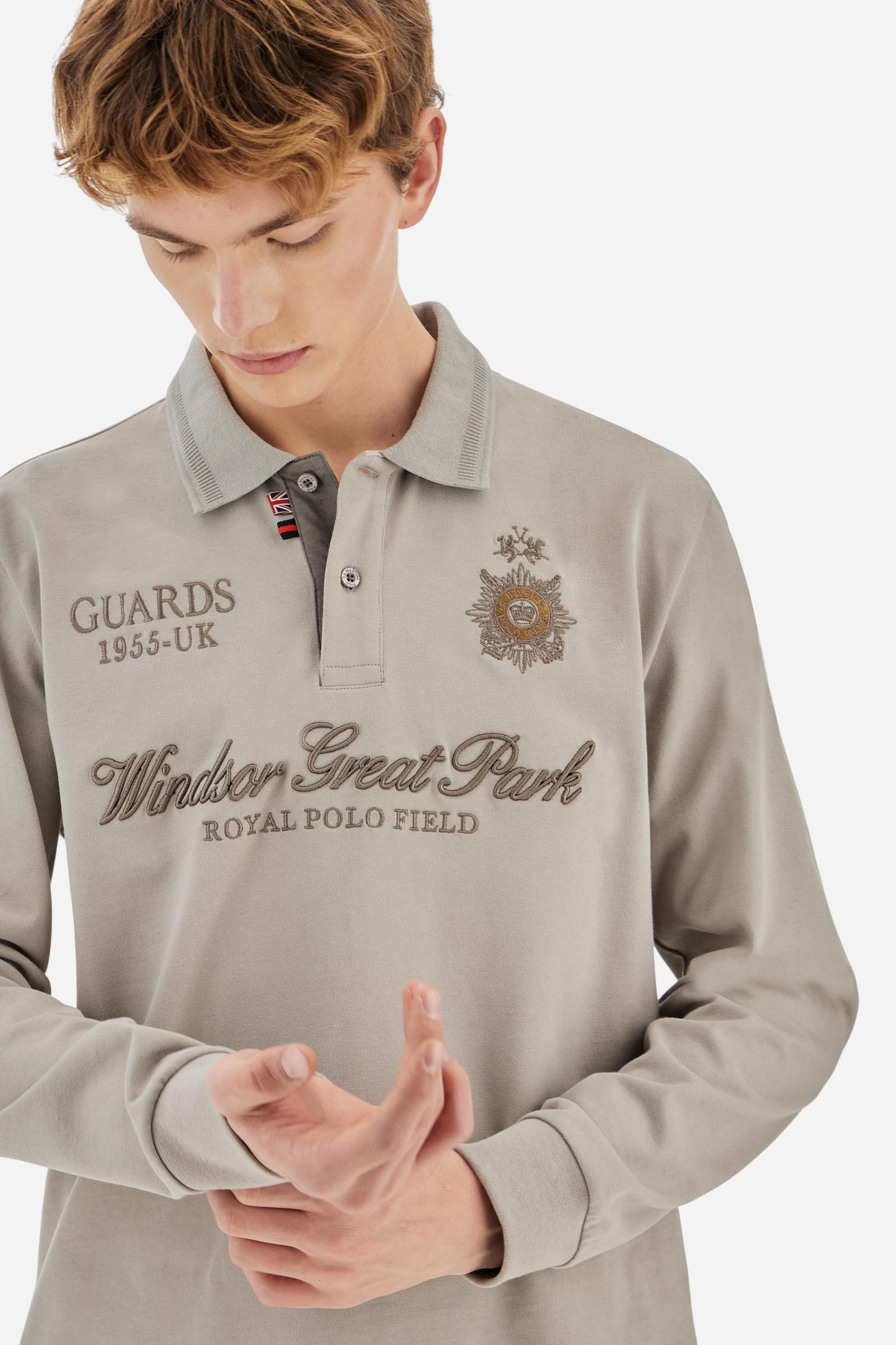 Long-sleeve polo shirt in warm cotton jersey. Ribbed collar with subtle textured detail, contrast undercollar and placket. Logo and Guards crest embroidered in contrast on the chest, paired with raised embroidered lettering inspired by Windsor tradition and British polo. Regular fit for an elegant yet relaxed style. Model wears size L. - Moon Rock