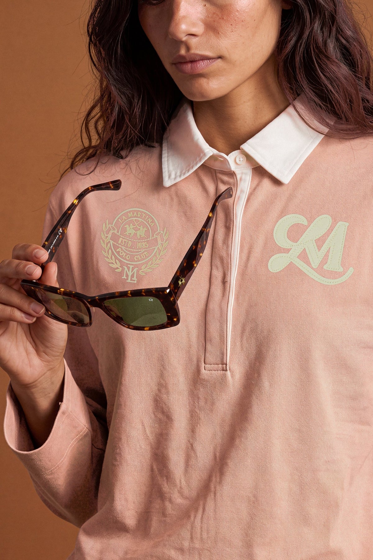 Women's long-sleeve polo in heavy-weight cotton jersey with a comfortable fit, straight cut, rugby collar, concealed front opening, embroidered crest, and LM patch. - Pale Mauve