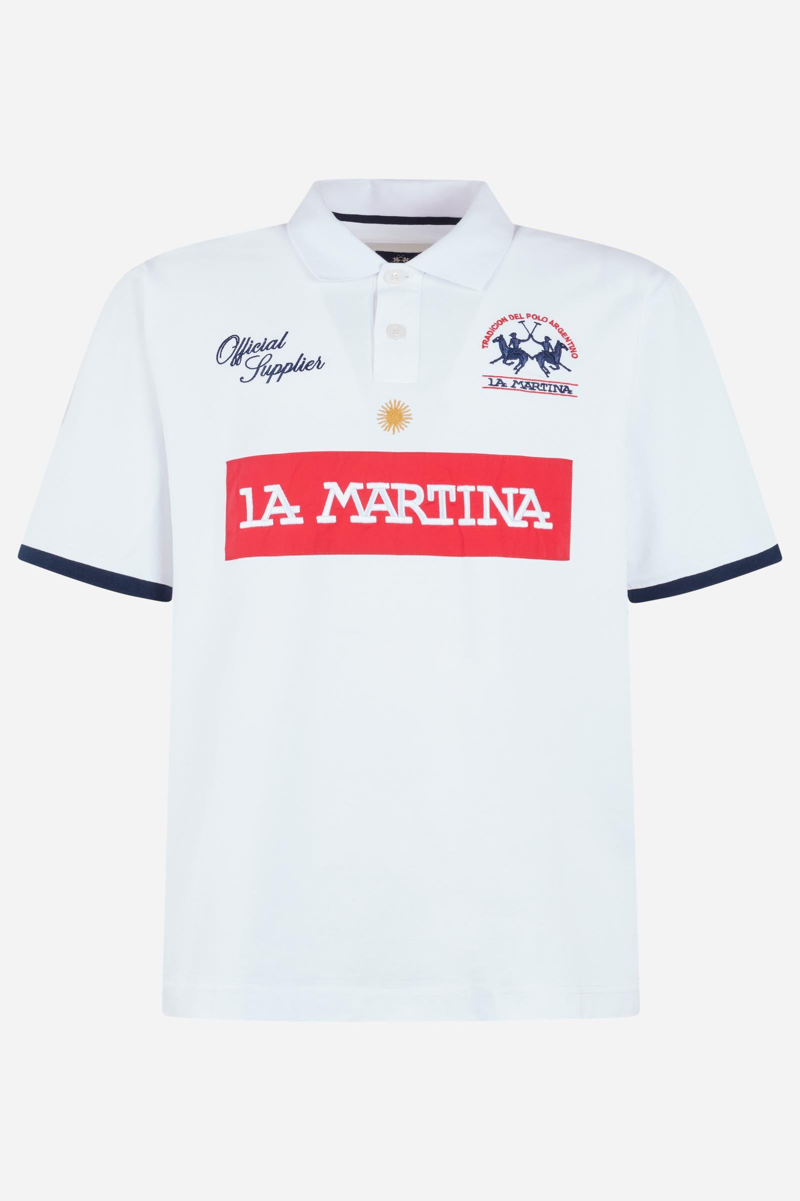 Numbered style with exclusive label, produced in only 100 pieces per style/colour. The label is positioned on the back, at the lower right, with the progressive number clearly visible. Short-sleeved polo shirt made from solid-colour 100% cotton jersey. The contemporary-cut design features a modern, wide and relaxed silhouette, with a current streetwear aesthetic. The style is completed with a tone-on-tone ribbed collar and contrast ribbed cuffs. The front fastening has two buttons. The front graphic is bold