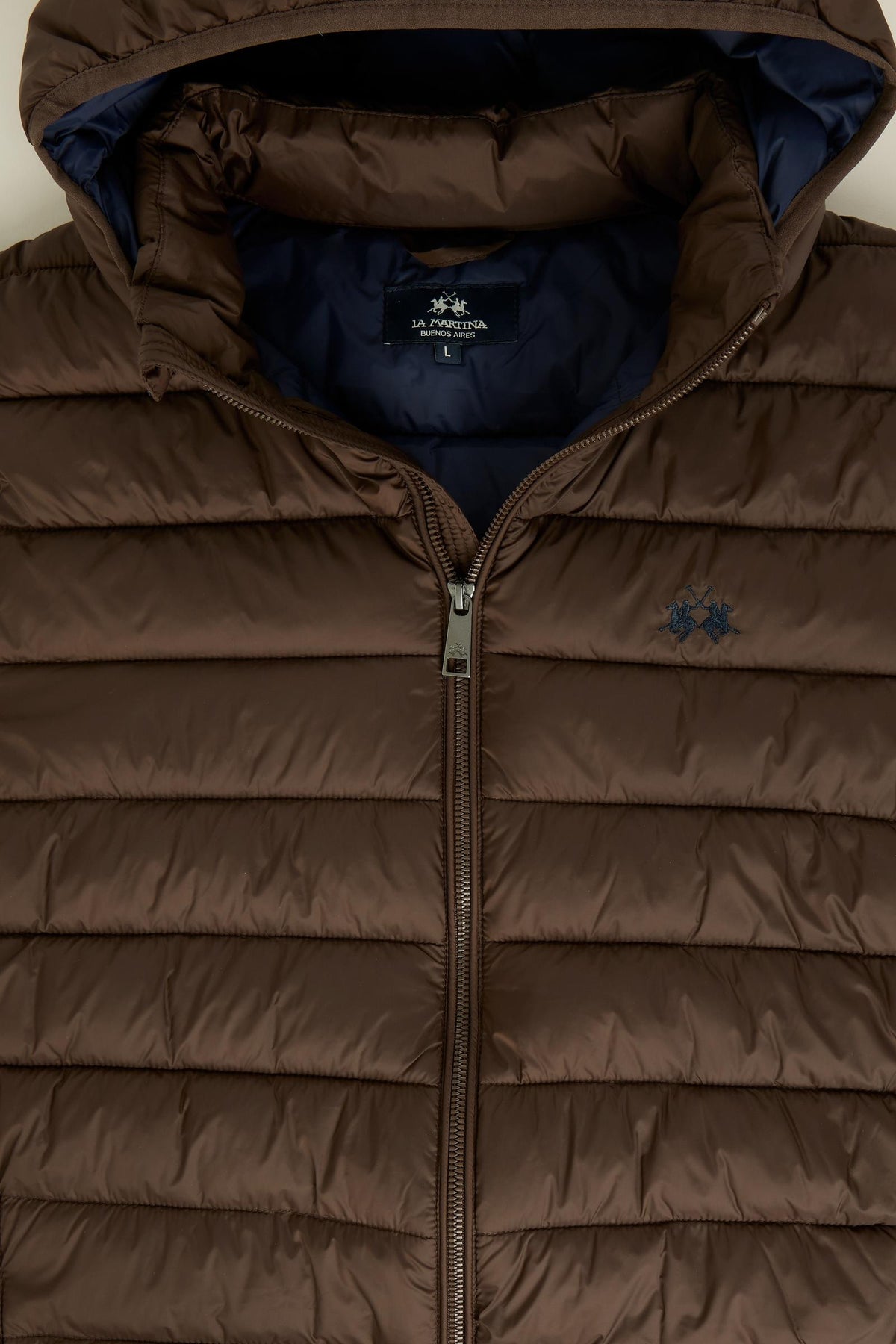 Short men's down jacket with quilted padding for warmth, nylon shell, zippered pockets, elastic cuffs, integrated hood, and a relaxed, comfortable fit. - Hot Fudge