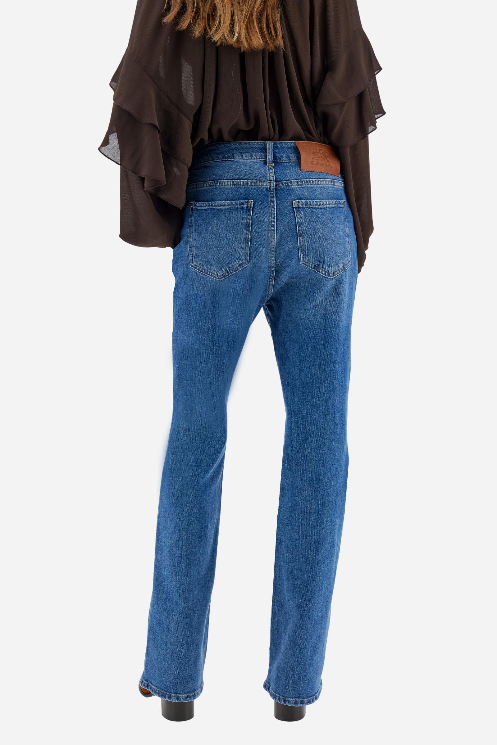 Women's stretch denim jeans. Classic 5-pocket style with regular fit and cigarette legs. The jacron label is applied to the back of the waistband, where the brand logo appears. The model is wearing a size 28. - Medium Indigo Denim