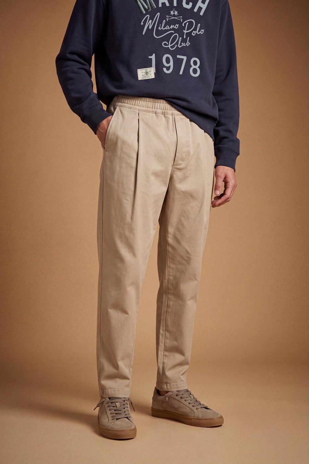 Men's long trousers in stretch cotton twill with elastane for comfort and freedom. Wide thigh, tapered ankle, elastic waistband, drawstring, pleats, and pockets. - Twill