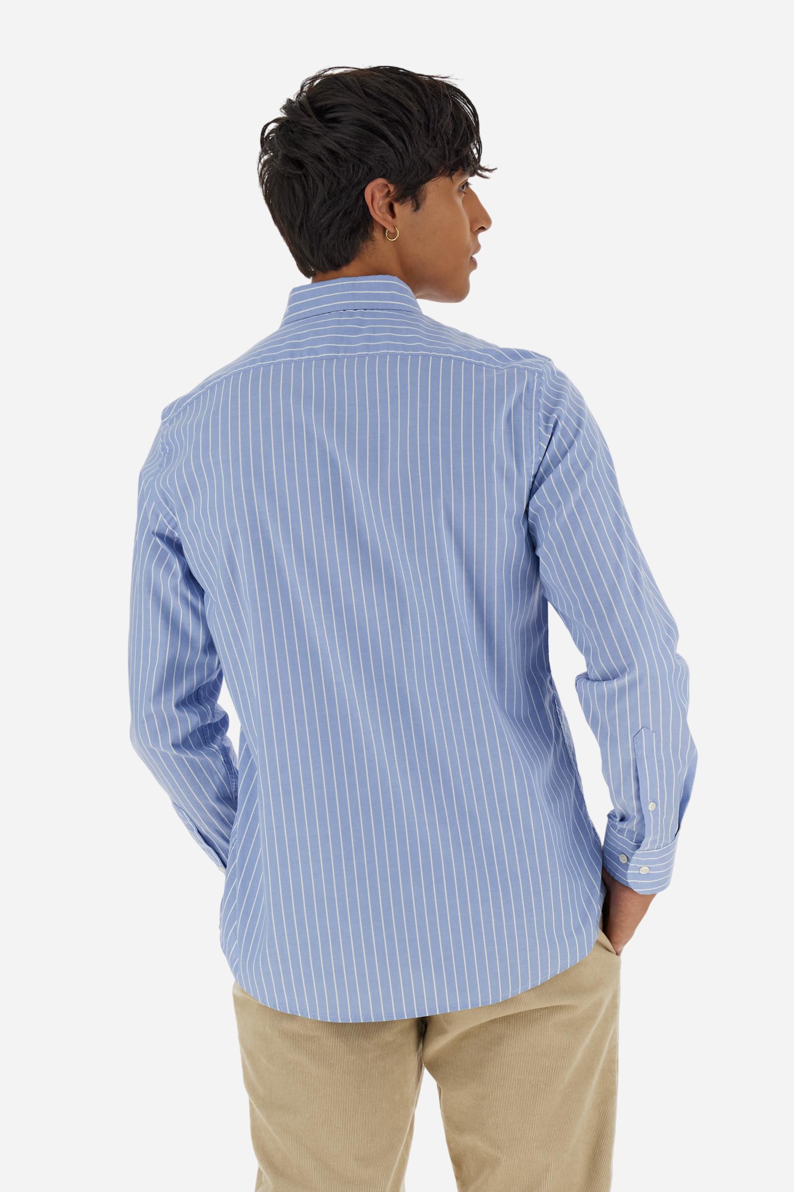 Men's long-sleeved light blue cotton Oxford shirt with fine white stripes. Button-down collar with contrasting interior details and the distinctive “Argentina Signature”. Discreet contrasting logo embroidery on the chest completes the design. Regular fit. Model wears size L. - Cornflower Blue/Op.W