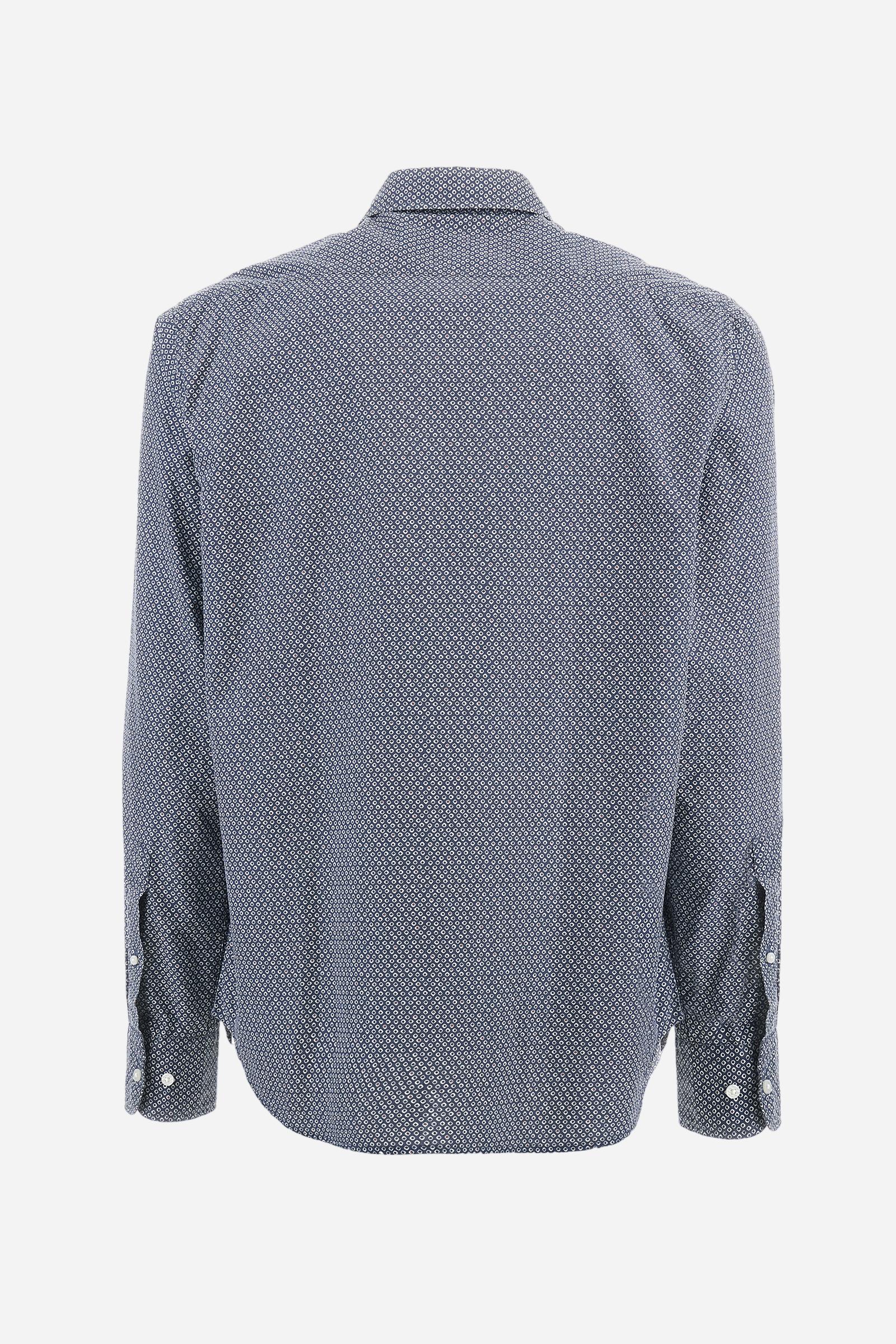 Men's long-sleeved shirt made from cotton poplin printed with a two-tone graphic design. It features a spread collar and the brand's classic woven labels at the bottom of the opening. The logo is embroidered in contrasting thread on the left side of the chest. Regular fit. The model is wearing a size L. - Navy/Optic White