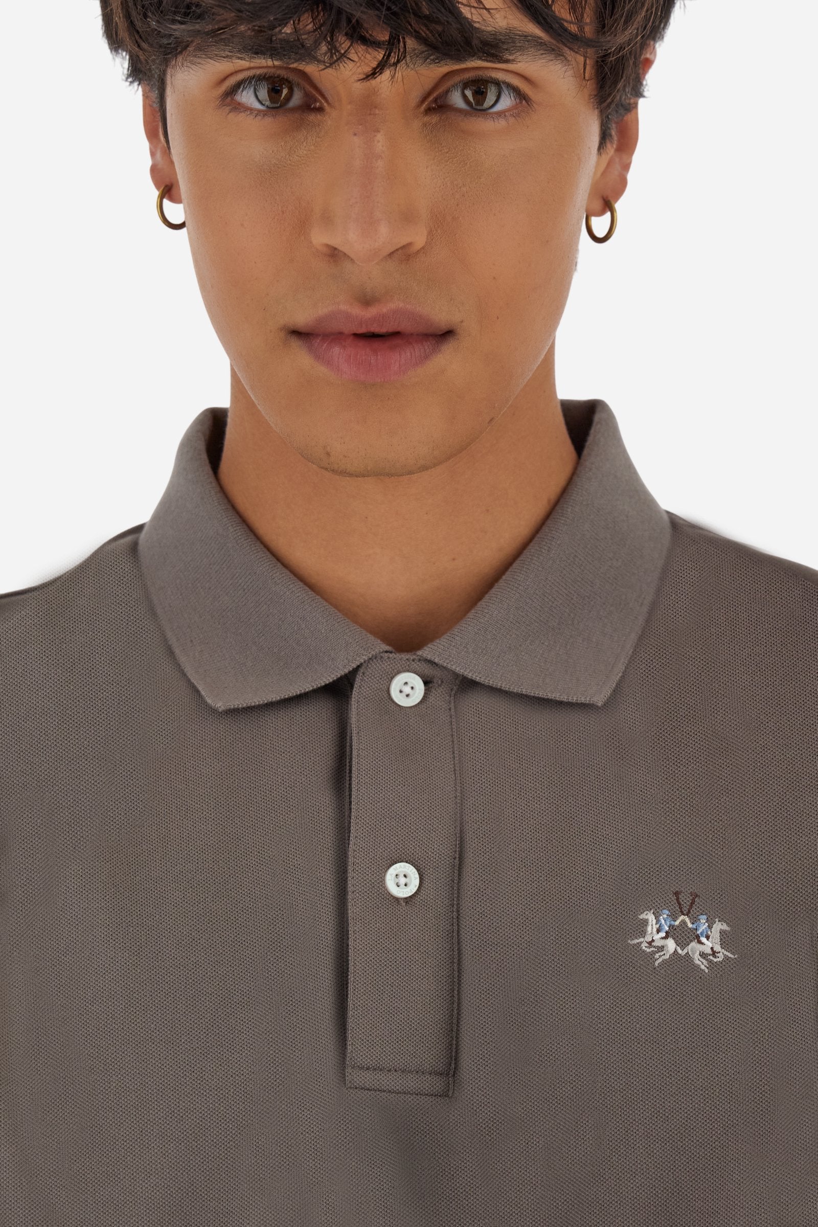 Men’s long-sleeve polo in high-quality stretch cotton piqué for comfort and flexibility. Tone-on-tone ribbed collar with contrast gabardine undercollar embroidered with the brand’s iconic lettering, revealed when the collar is lifted. Contrast embroidered logo on the chest. Slim fit, offering a modern silhouette that enhances the body while ensuring freedom of movement. Model wears size L. - Falcon