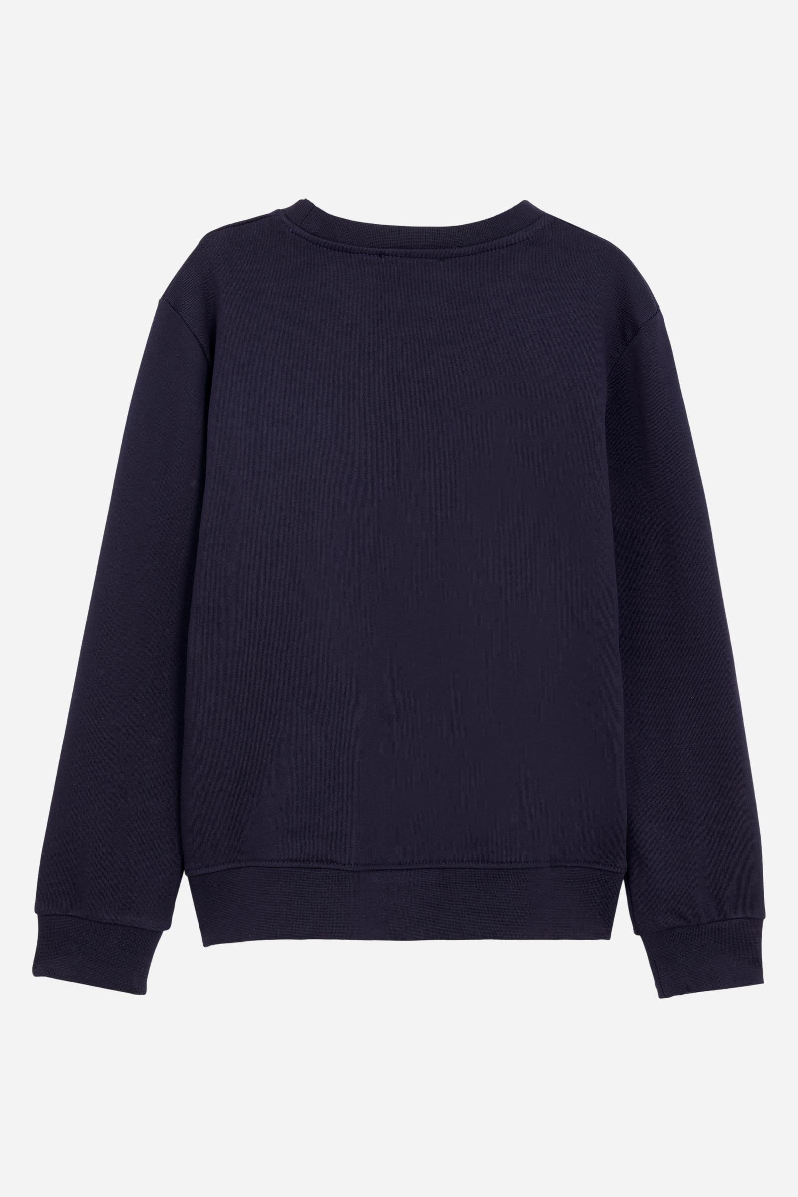 Crew-neck sweatshirt for boys made from soft 100% cotton fleece in a solid colour. The style features a regular fit, with collar, cuffs and hem in tonal ribbing. The maxi logo embroidered on the chest adds character to the garment, making it perfect for completing casual and sporty looks with a recognisable, contemporary style. - Navy