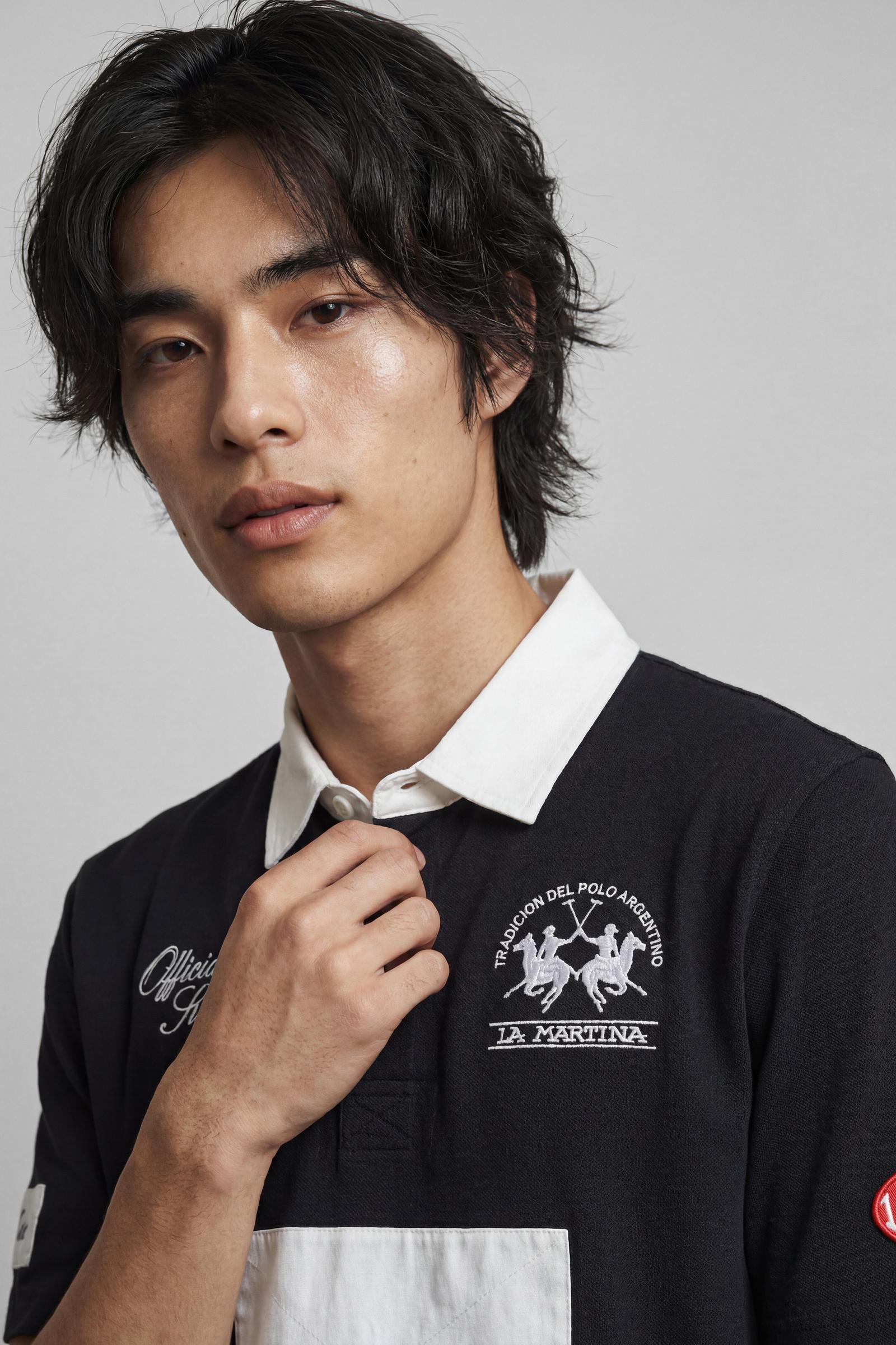 Numbered style with exclusive label, produced in only 100 pieces per style/colour. The label is positioned on the back, at the lower right, with the progressive number clearly visible. Short-sleeved polo shirt made from solid-colour 100% cotton jersey. The contemporary-cut design features a modern, wide and relaxed silhouette, with a current streetwear aesthetic. The style is completed with a contrast twill collar and concealed front buttoning. The vintage-inspired front graphic features a wide contrast fab