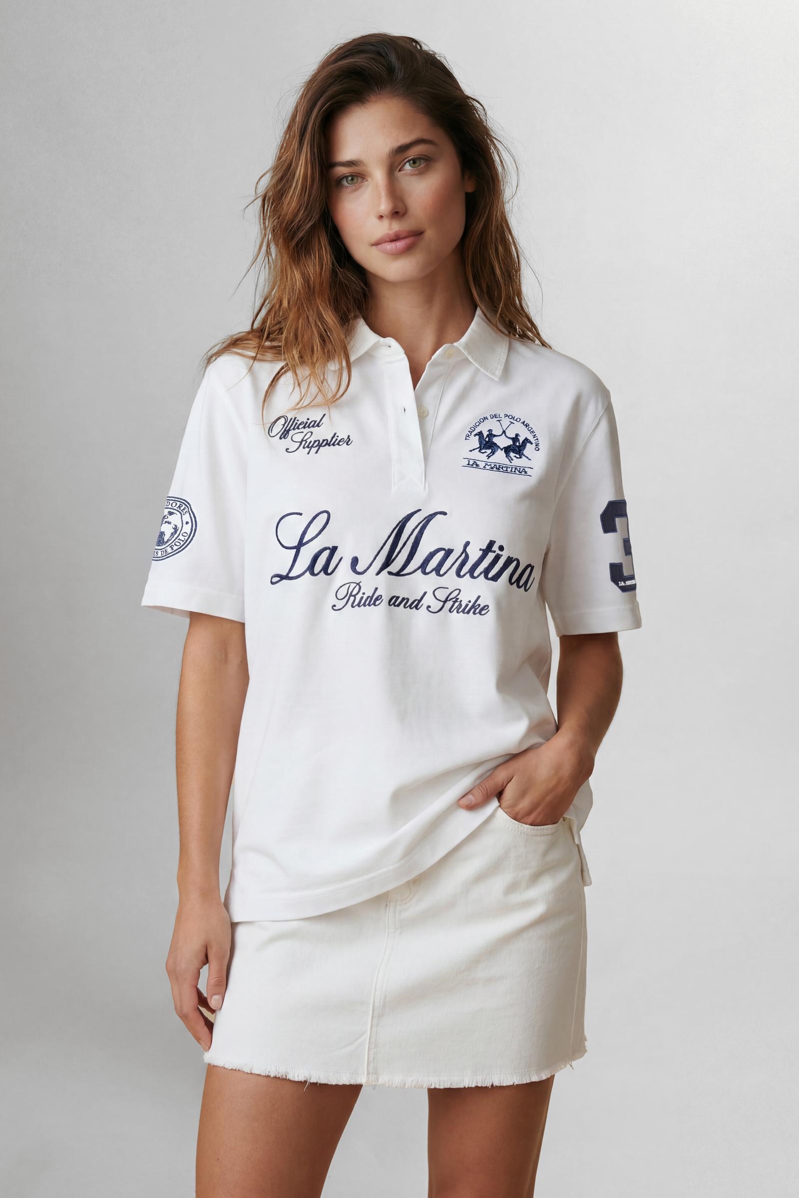 Numbered style with exclusive label, produced in only 100 pieces per style/colour. The label is positioned on the back, at the lower right, with the progressive number clearly visible. Short-sleeved polo shirt made from 100% cotton jersey. The contemporary-cut design features a modern, wide and relaxed silhouette, with a bold and contemporary streetwear attitude. The style is completed with a contrast twill collar and concealed front buttoning. The graphic has a strong visual impact, with lettering and the 