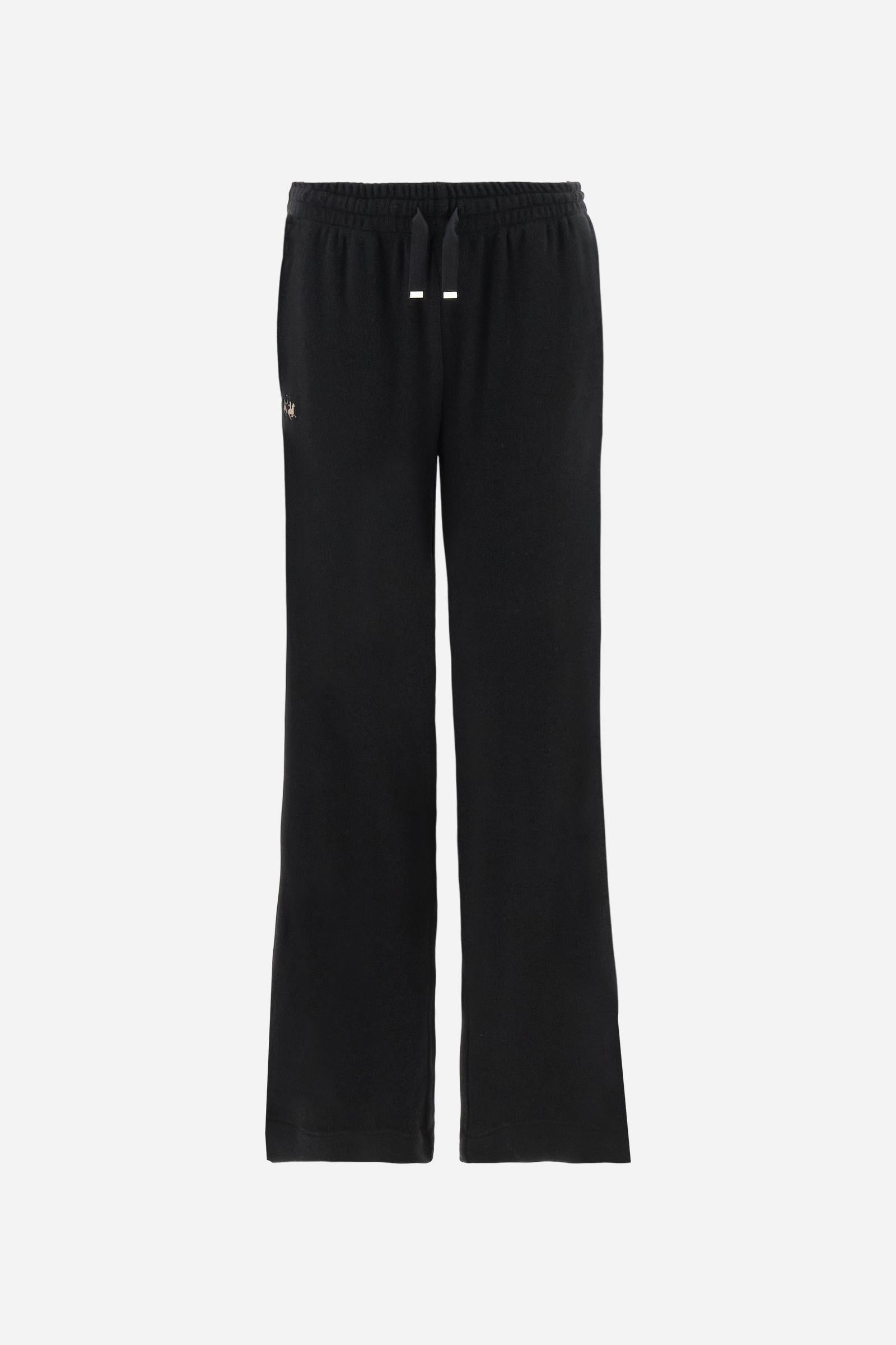 Women’s pants made of viscose-blend interlock fleece, soft and luxurious on the skin. Elastic waistband with adjustable drawstring ensures optimal comfort. Side pockets and bicolor striped tape along the sides complete the design. A small tonal embroidered logo enriches the front. Straight leg with slightly flared hem for a feminine, elegant twist in athleisure style. Model wears size 2. - Black