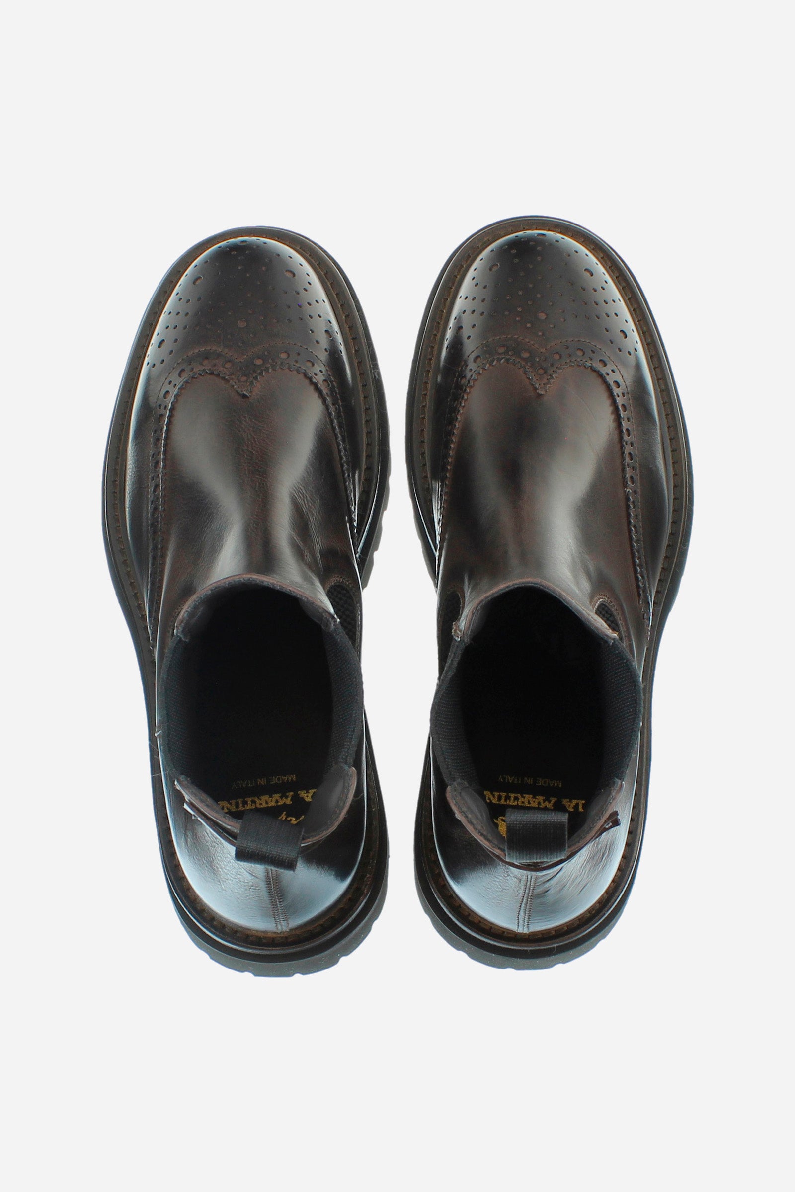 This product represents a contemporary reinterpretation of a great classic. This model is distinguished by its distinctive dovetail toe, a symbol of timeless elegance.	 The Extralight rock sole offers a modern and aggressive profile while ensuring comfort and lightness.	 The design is enriched by a leather profile above the sole, which adds a touch of refinement and quality craftsmanship.	 La Martina's iconic workmanship manifests itself through a logo patch on the collar and hand-stitched details, which fu