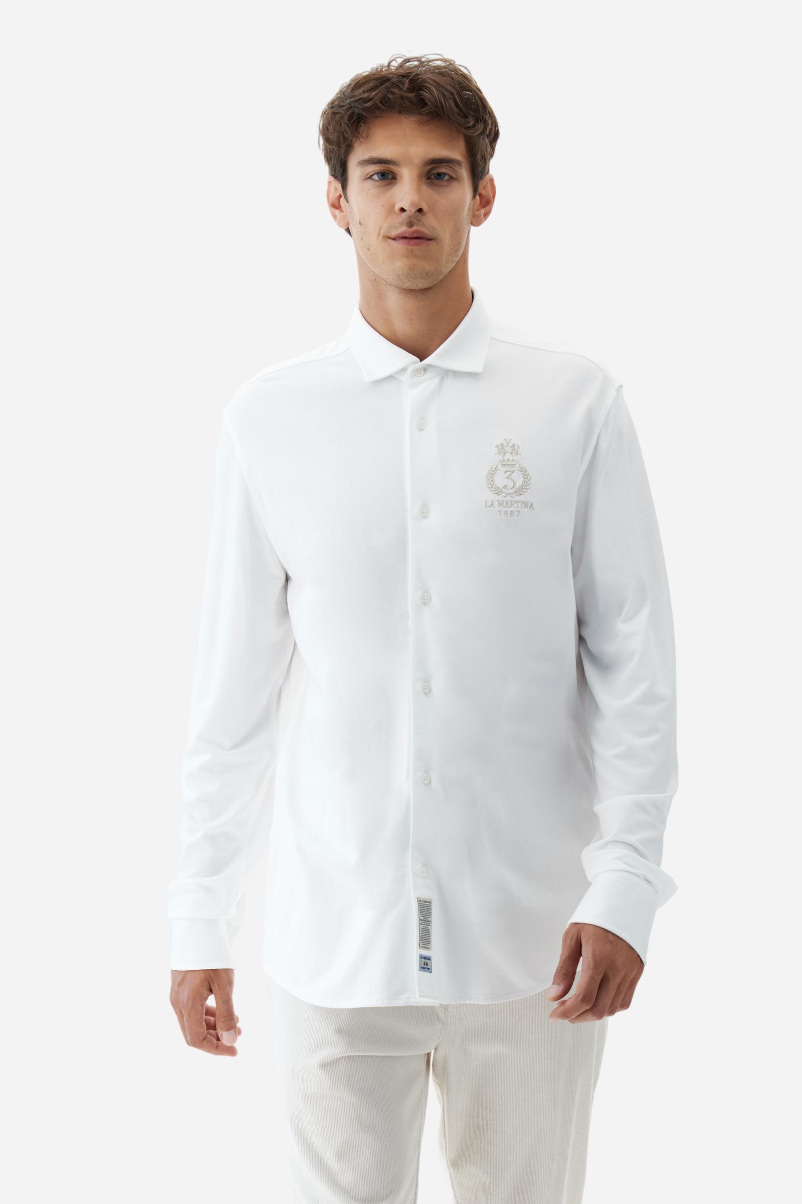 Men's long-sleeved shirt with semi-cutaway collar. It is made of 100% cotton piqué with contrasting details on the inside of the collar. The logo is embroidered on the chest with subtle Polo Club-inspired customisation. The fit is regular and offers a classic, relaxed silhouette. The model is wearing a size L. - Optic White