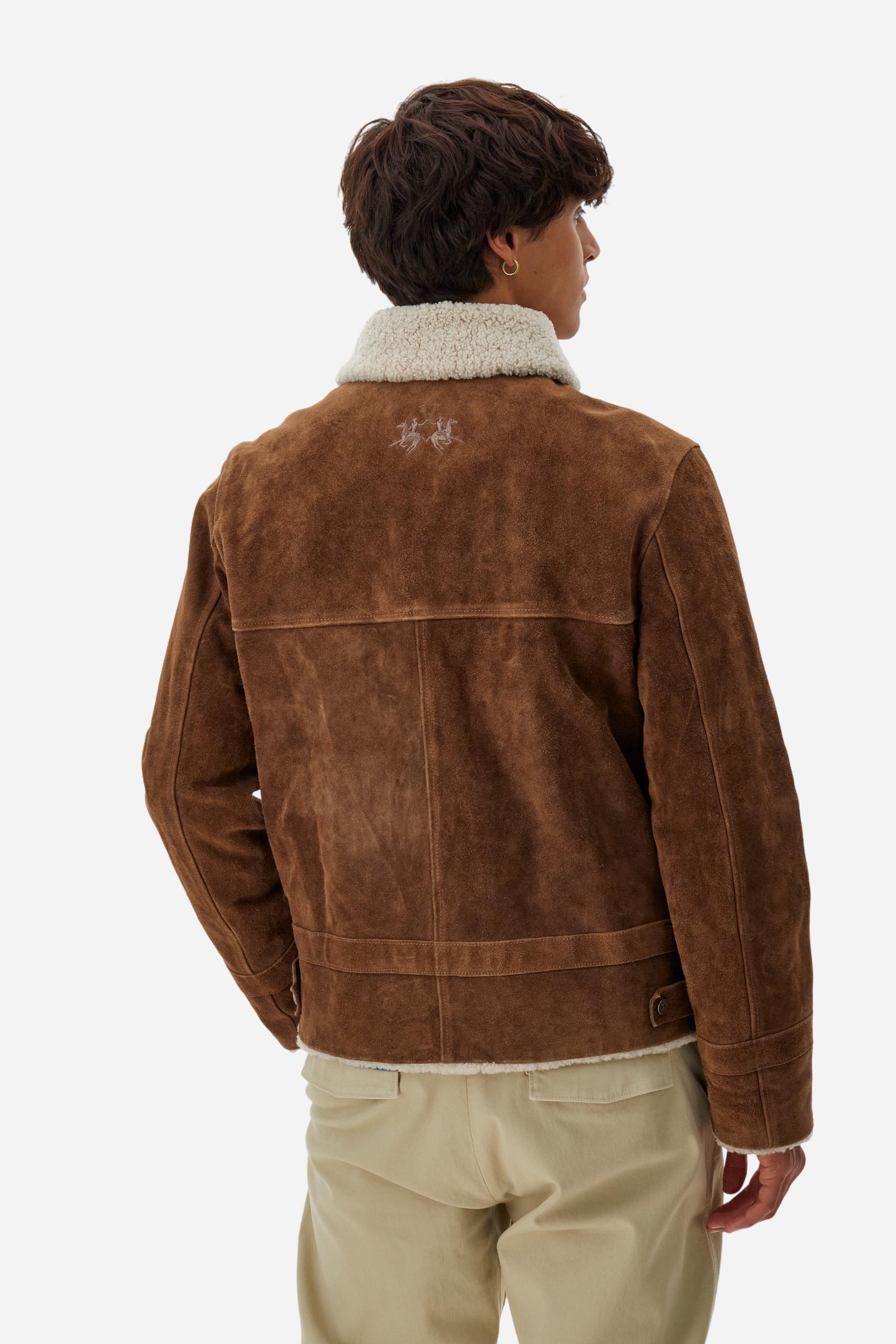 Men's winter jacket in suede with shearling details. Regular fit, applied cargo pockets and large embroidered back logo. - Sequoia