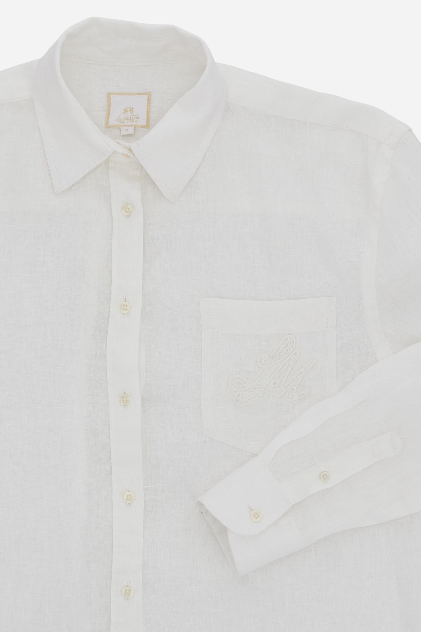 Camisa mujer en lino teñido en prenda con bolsillo bordado - Celeste