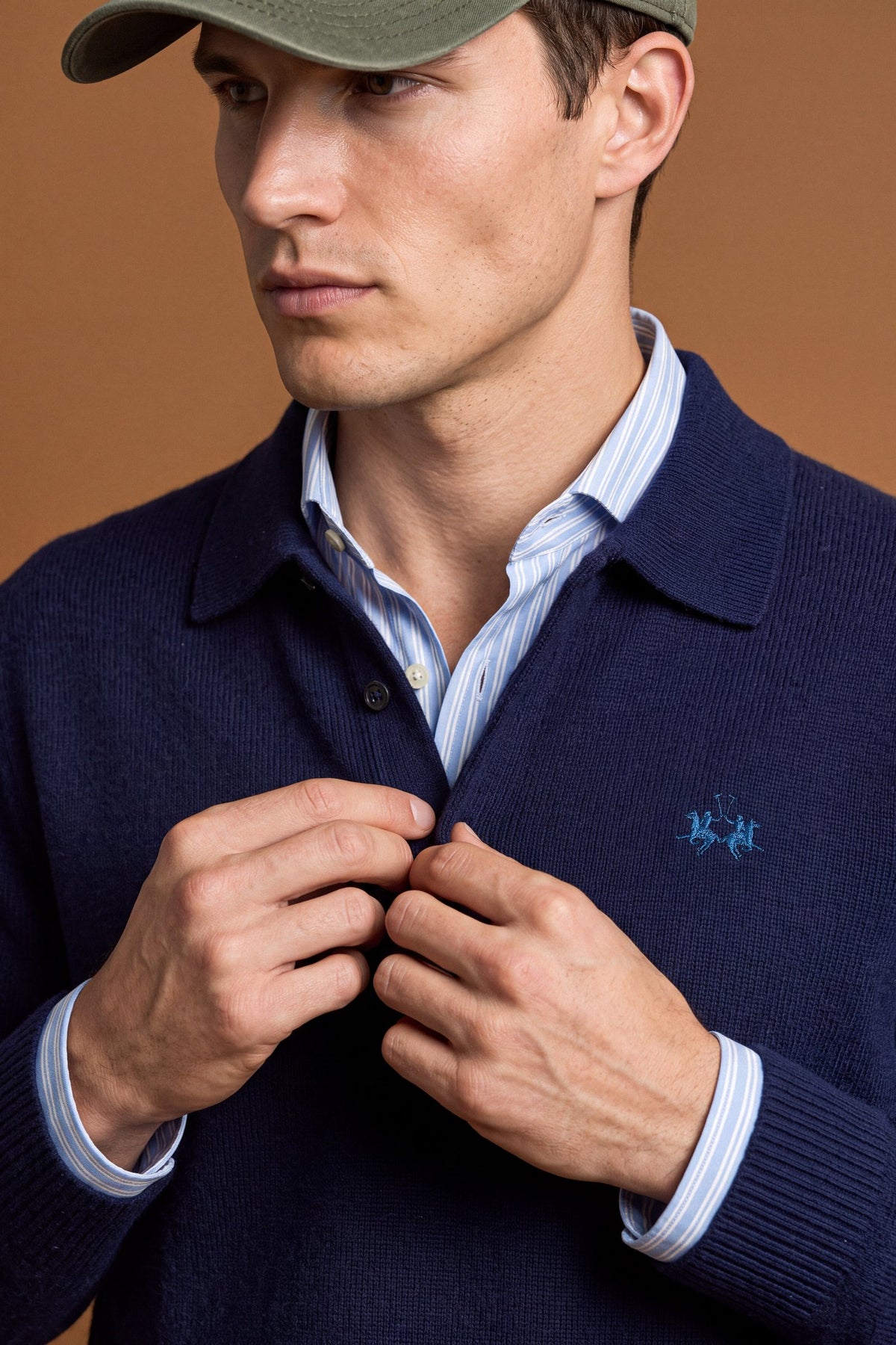 Men's knitted polo in cotton-wool blend with regular fit, ribbed cuffs and hem, classic collar, 2-button front, and subtle embroidered chest logo. - Navy