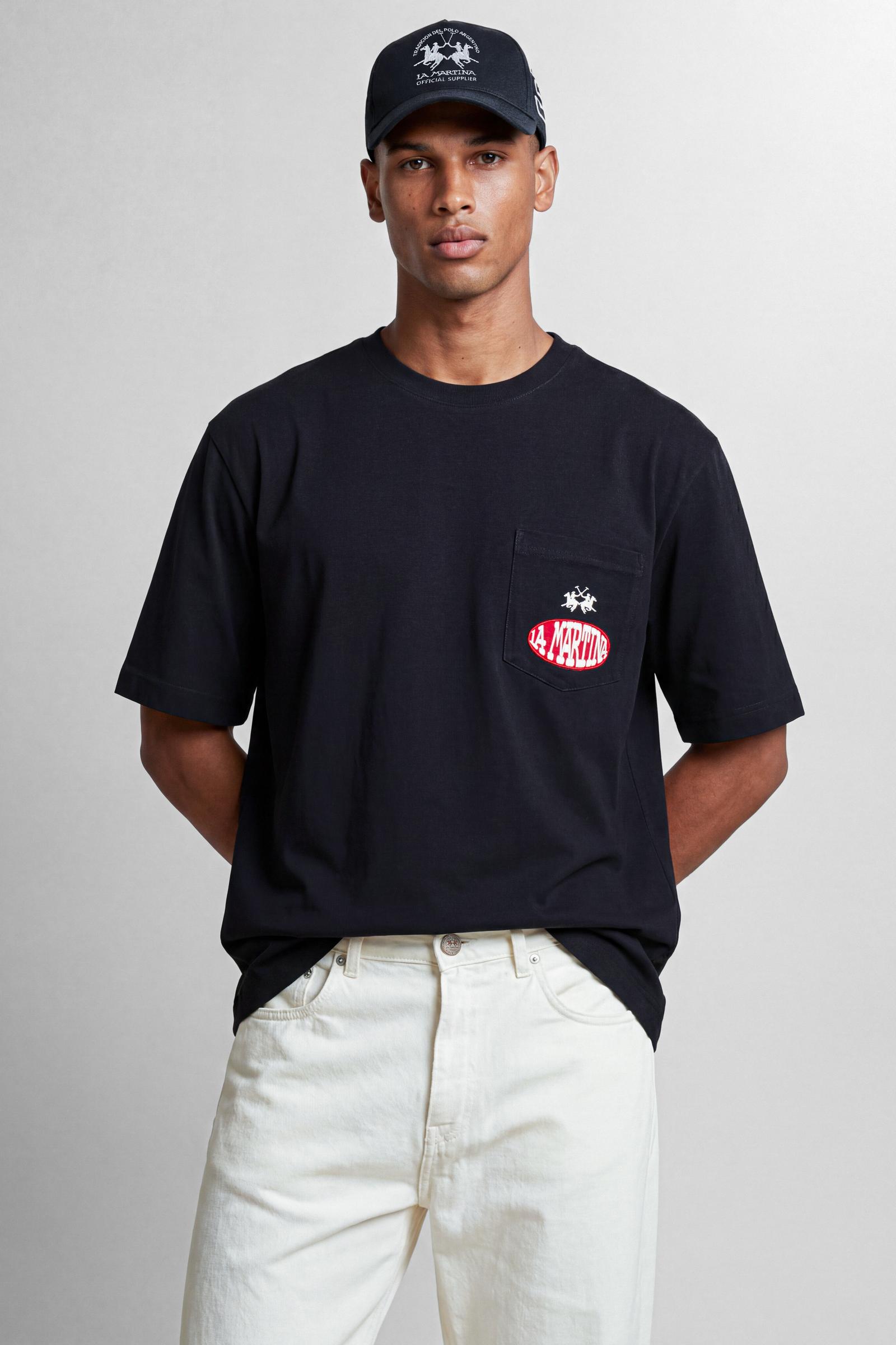 Numbered style with exclusive label, produced in only 100 pieces per style/colour. The label is positioned on the back, at the lower right, with the progressive number clearly visible. Short-sleeved T-shirt made from solid-colour 100% cotton jersey. The crew-neck design, with tone-on-tone ribbed collar, features a contemporary cut with a modern, wide and relaxed silhouette. The left side of the chest is enriched with a small pocket featuring the brand logo embroidered in contrast and an applied embroidered 