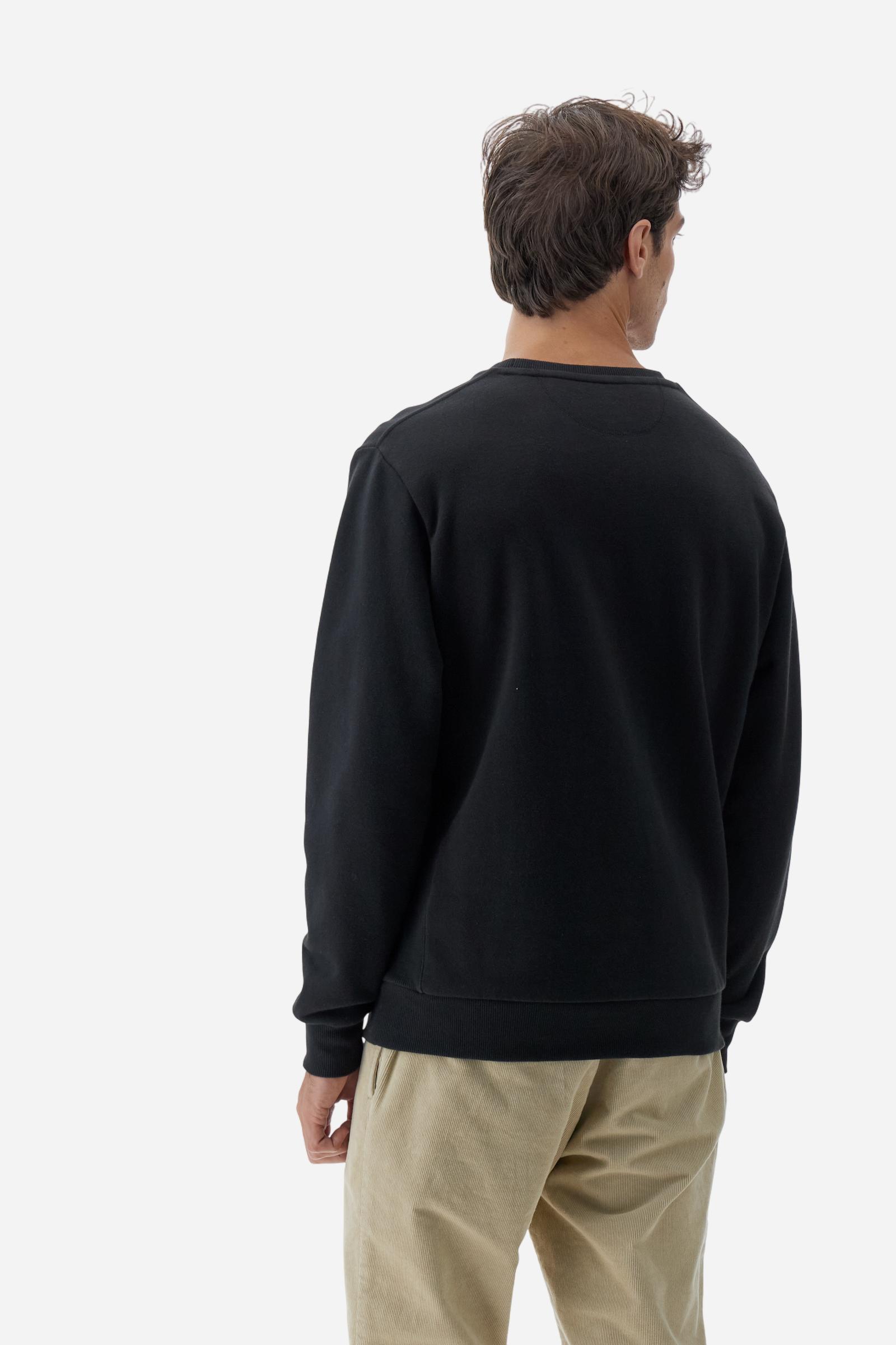 Men's long-sleeved round neck sweatshirt in 100% cotton fleece with a velvety feel. The collar, cuffs, waist and sides are in matching ribbed knit. The small brand logo is embroidered in contrasting colour on the chest. This essential piece has a regular fit for a timeless silhouette. The model is wearing a size L - Black