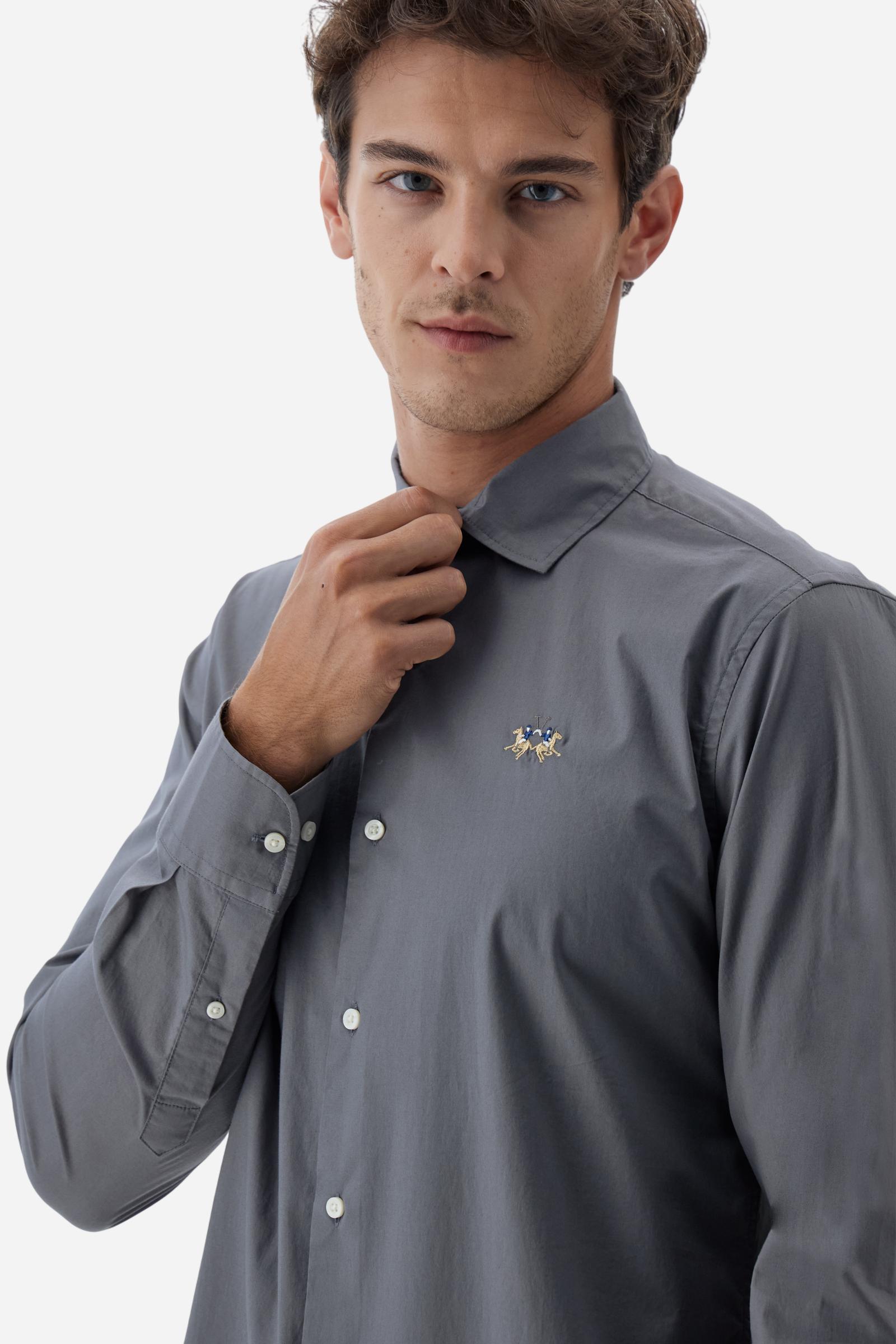 Men's long-sleeved shirt in cotton poplin. Slim fit with semi-cutaway collar. - Pewter