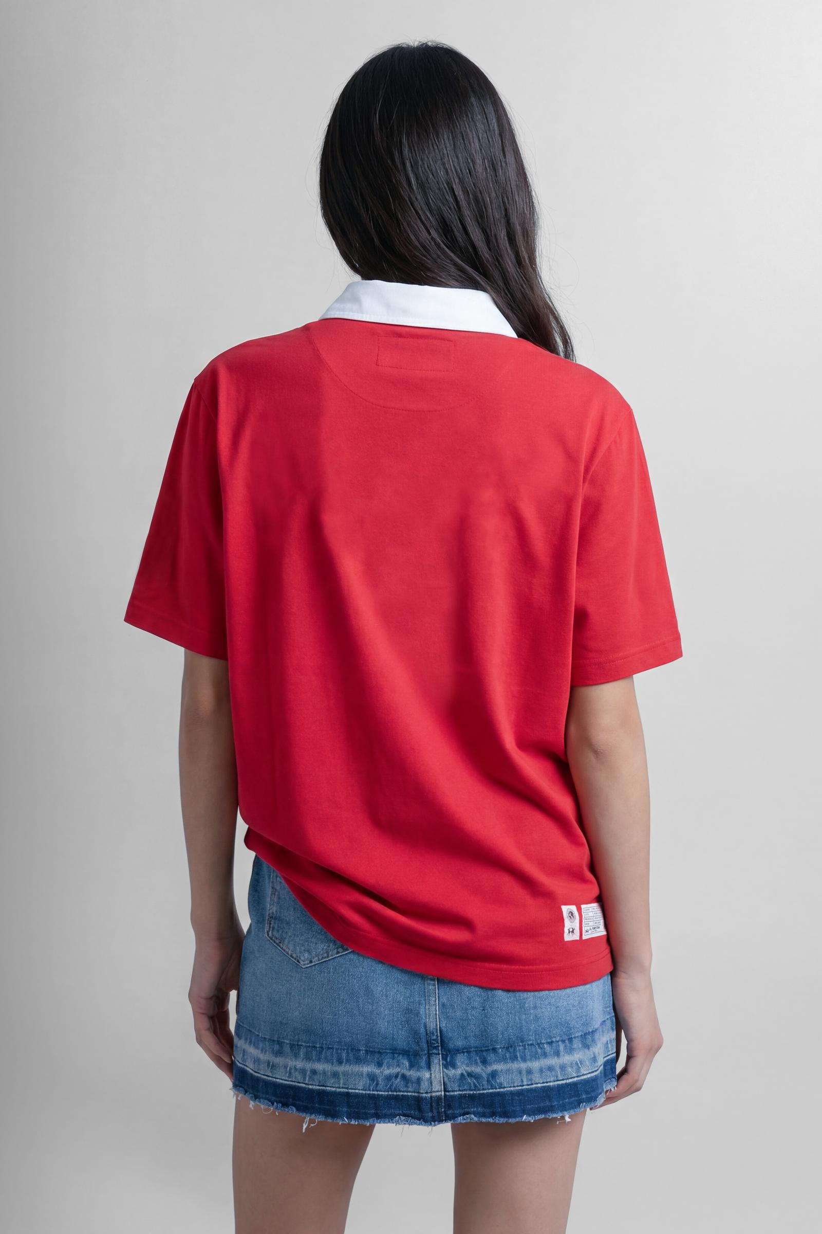 Numbered style with exclusive label, produced in only 100 pieces per style/colour. The label is positioned on the back, at the lower right, with the progressive number clearly visible. Short-sleeved polo shirt made from 100% cotton jersey. The contemporary-cut design features a modern, wide and relaxed silhouette, with a bold and contemporary streetwear attitude. The style is completed with a contrast twill collar and concealed front buttoning. The graphic has a strong visual impact, with lettering and the 