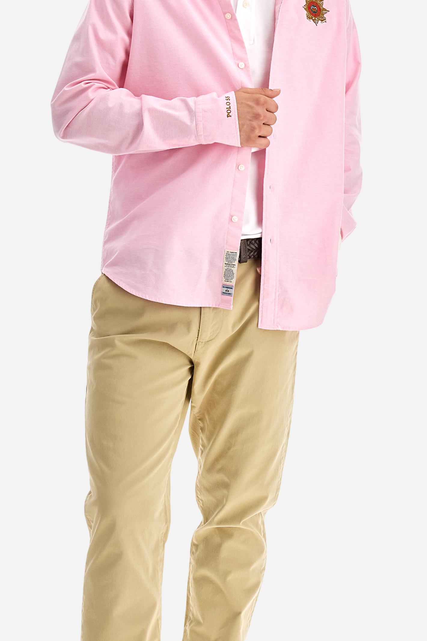 Men's long-sleeved Guards shirt in a single colour. Made in Oxford cotton. Button-down collar. The Guards crest, symbolic of the line, is embroidered on the chest. The brand's initials are embroidered on the left side, at hip height. Regular fit. The model is wearing a size L. - Parfait Pink