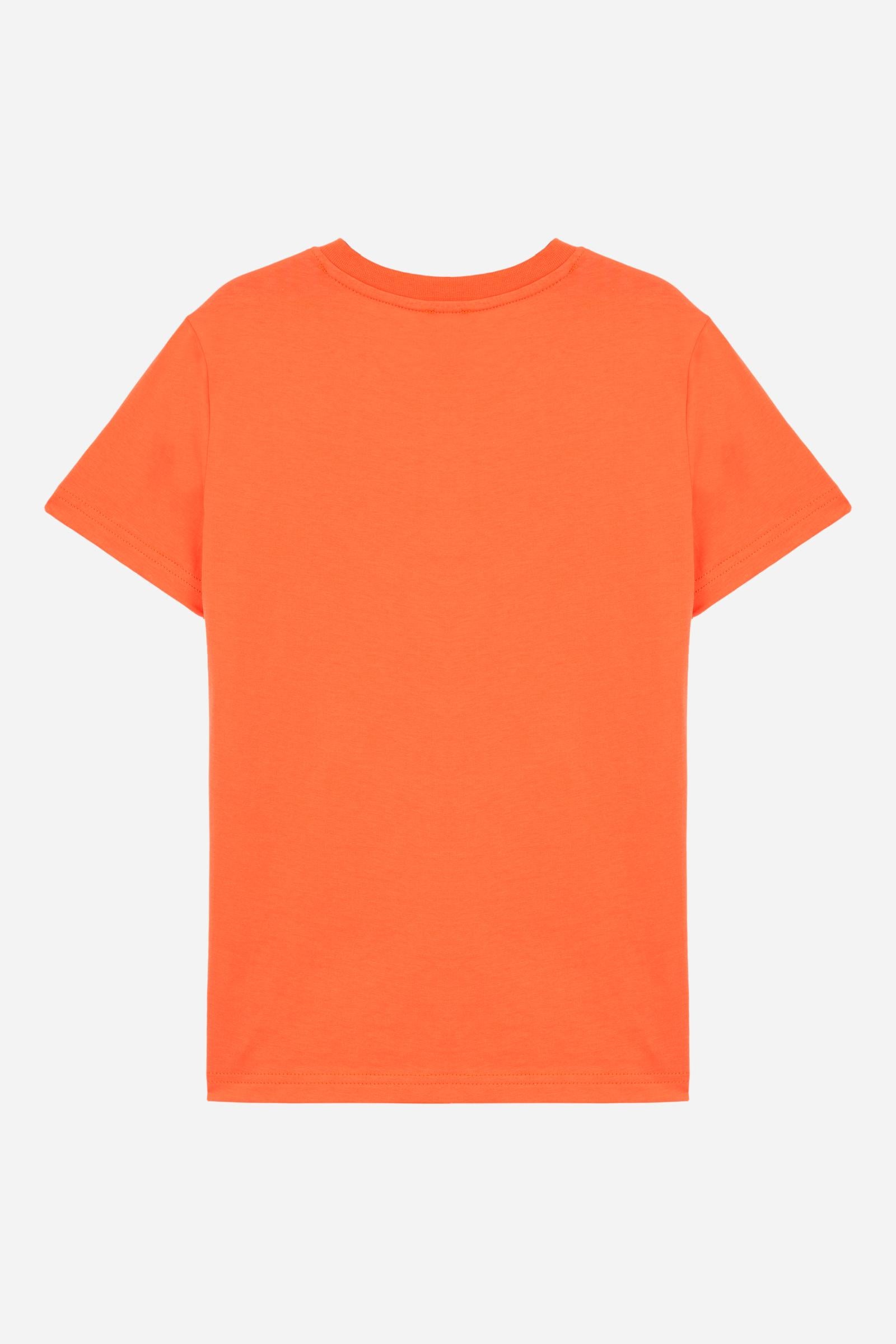 Short-sleeved T-shirt for boys made from soft 100% cotton jersey in a solid colour. The style features a regular fit and tonal ribbed crew neck. The maxi front print, featuring the iconic crossed polo players logo and La Martina lettering, gives the garment strong visual impact and a bold sporty style. - Flame