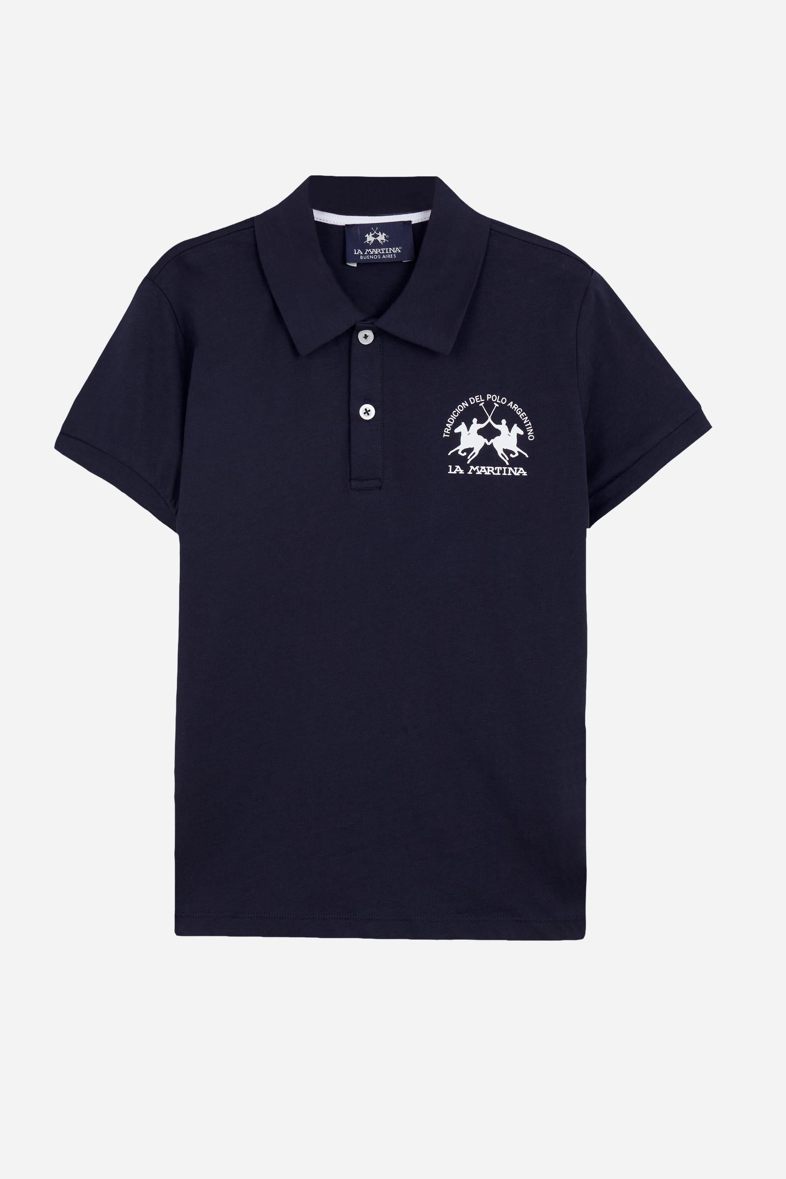 Short-sleeved polo shirt for boys made from lightweight 100% cotton jersey in a solid colour. The style features a two-button front opening and shirt collar in the same fabric. The contrast inner collar tape recalls the Team logo printed on the chest, while the brand lettering under the collar completes the garment with an iconic and recognisable detail. - Navy