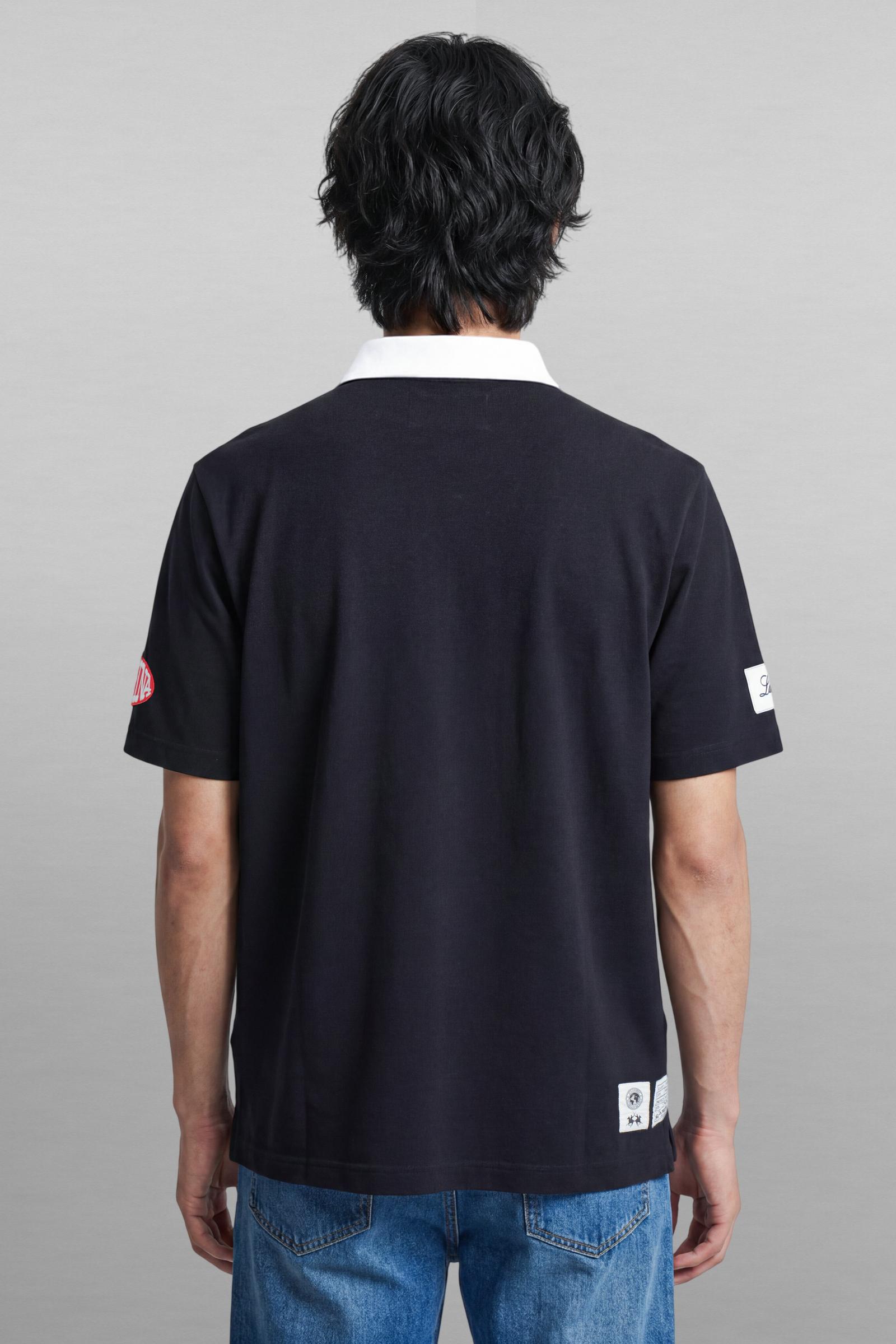 Numbered style with exclusive label, produced in only 100 pieces per style/colour. The label is positioned on the back, at the lower right, with the progressive number clearly visible. Short-sleeved polo shirt made from solid-colour 100% cotton jersey. The contemporary-cut design features a modern, wide and relaxed silhouette, with a current streetwear aesthetic. The style is completed with a contrast twill collar and concealed front buttoning. The vintage-inspired front graphic features a wide contrast fab