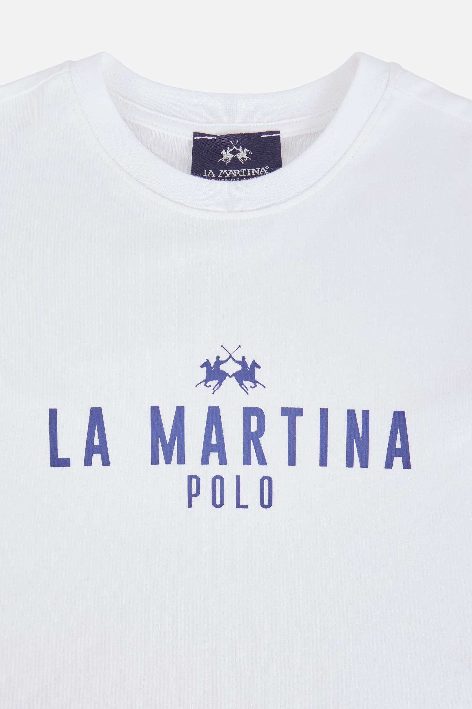 Short-sleeved T-shirt for boys made from 100% cotton jersey in a solid colour. The style features a regular fit, straight line and tonal ribbed crew neck. The brand’s Iconic graphics, printed in contrast on the chest and sleeve, give the garment a sporty and recognisable style. A versatile T-shirt, perfect for completing seasonal casual looks. - Optic White