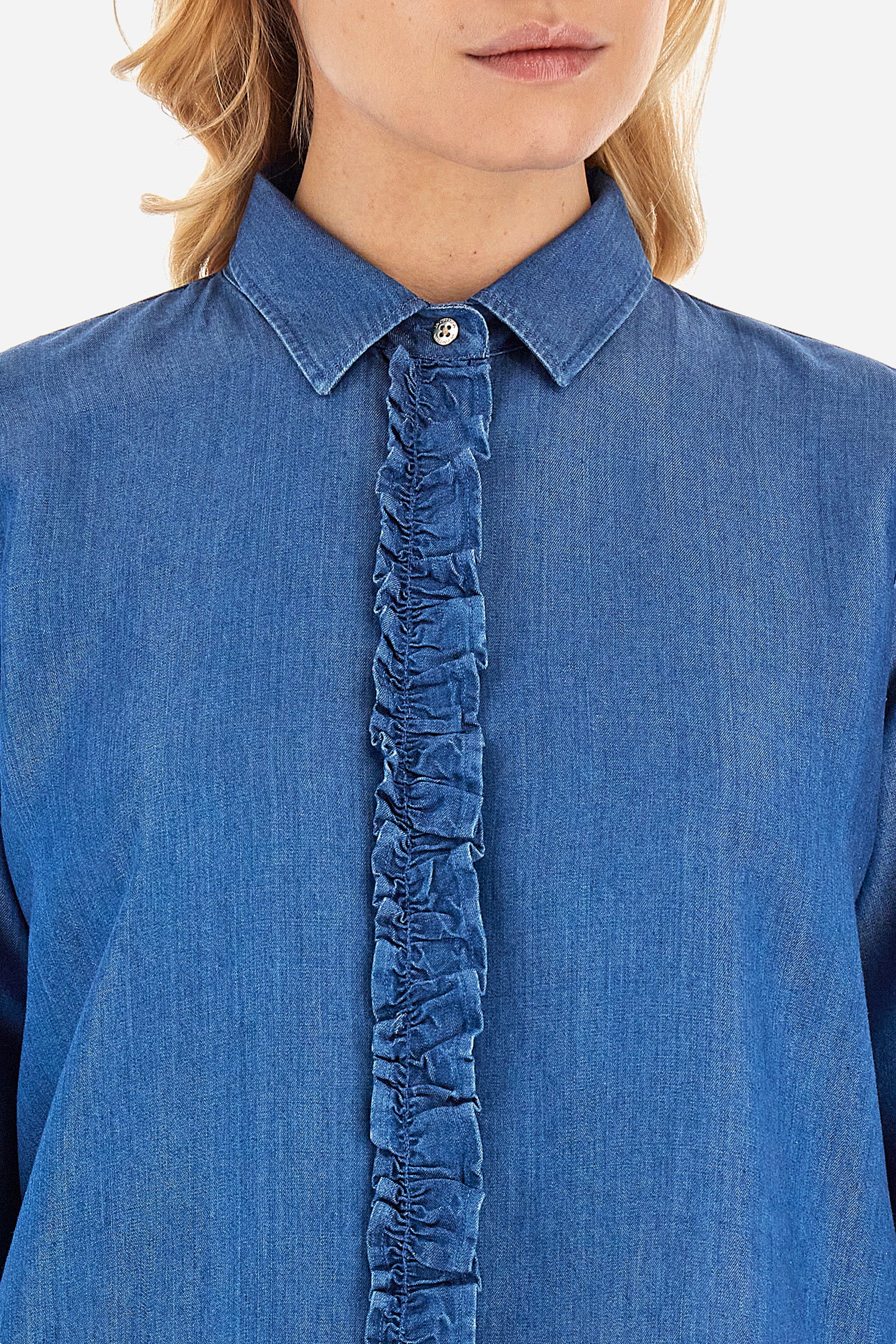 This long-sleeved women's shirt with a regular fit is made of solid-coloured denim fabric, characterised by the rouge on the front profile that covers the buttons and by the classic collar. An embroidered crown logo on the sleeve completes the overall look. This garment is perfect for creating a casual and versatile outfit. The model is 174 cm tall and wears a size 2. - Medium Indigo Denim