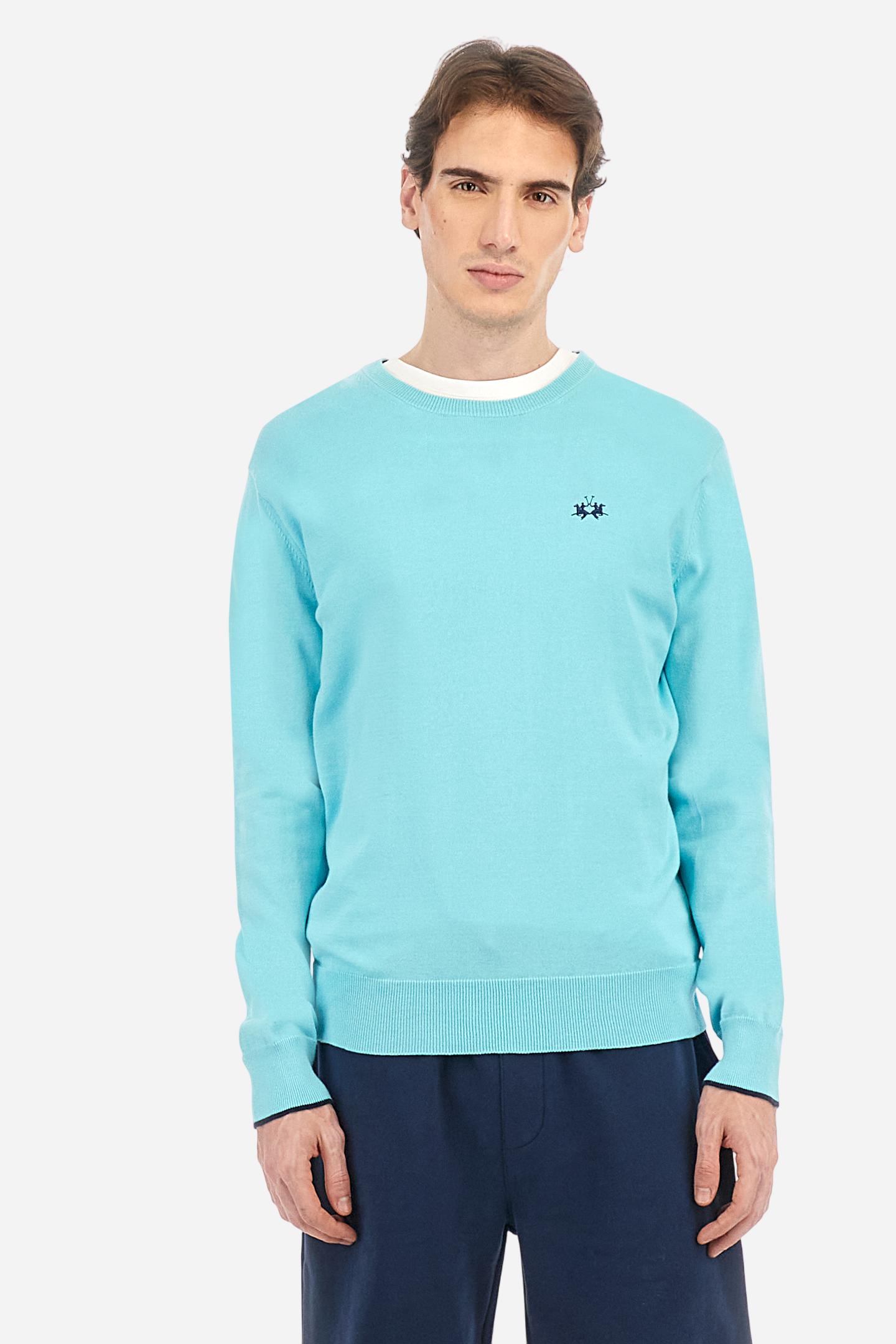 Men's plain long-sleeved pullover made of 100% combed cotton yarn. The collar is in two-tone ribbed knit: the exterior features the same tone as the jumper while the interior is in contrast. The cuffs and the band at the bottom are also made of ribbed knit. The cuffs also feature a contrasting stripe on the edge as a decorative motif. The logo is embroidered on the left side of the chest in contrasting thread. Regular fit. The model is wearing a size L. - Tanager Turquoise