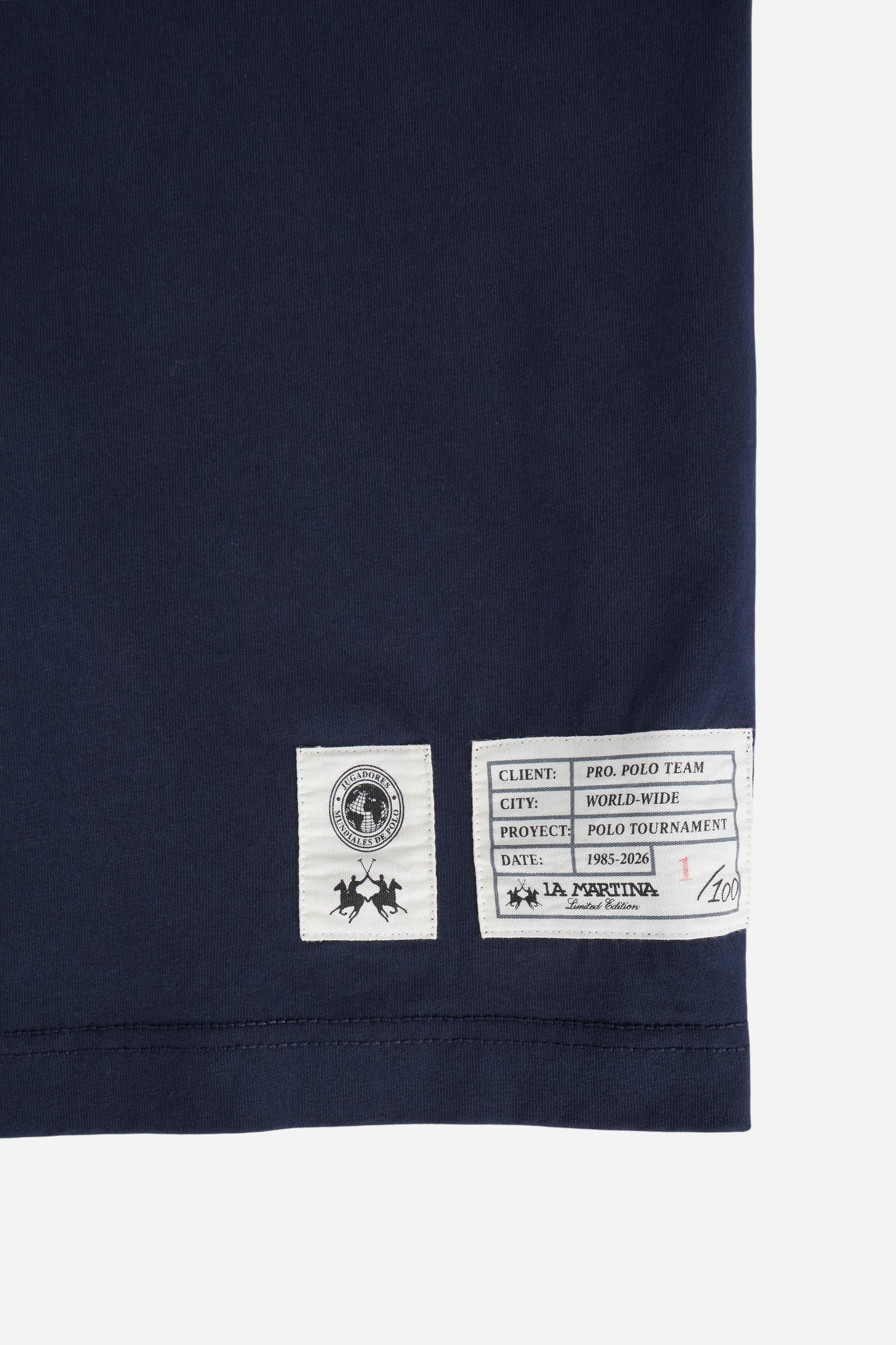 Numbered style with exclusive label, produced in only 100 pieces per style/colour. The label is positioned on the back, at the lower right, with the progressive number clearly visible. Short-sleeved polo shirt made from 100% cotton jersey. The contemporary-cut design features a modern, wide and relaxed silhouette, with a distinctly current streetwear touch. The collar is ribbed with contrast stripes, while the cuffs are ribbed tone-on-tone. The contrast number “1” on the chest, made from raw-edge finished f