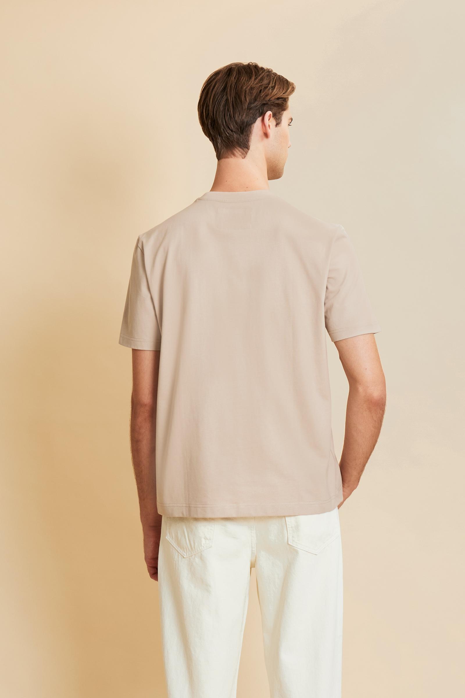 T-shirt in heavy cotton jersey with a structured, boxy fit. Dropped shoulders and clean lines. Large contrasting 3D embroidered logo on the chest. - Humus                                                                                                                                                                                                                                                                                                                                                                      