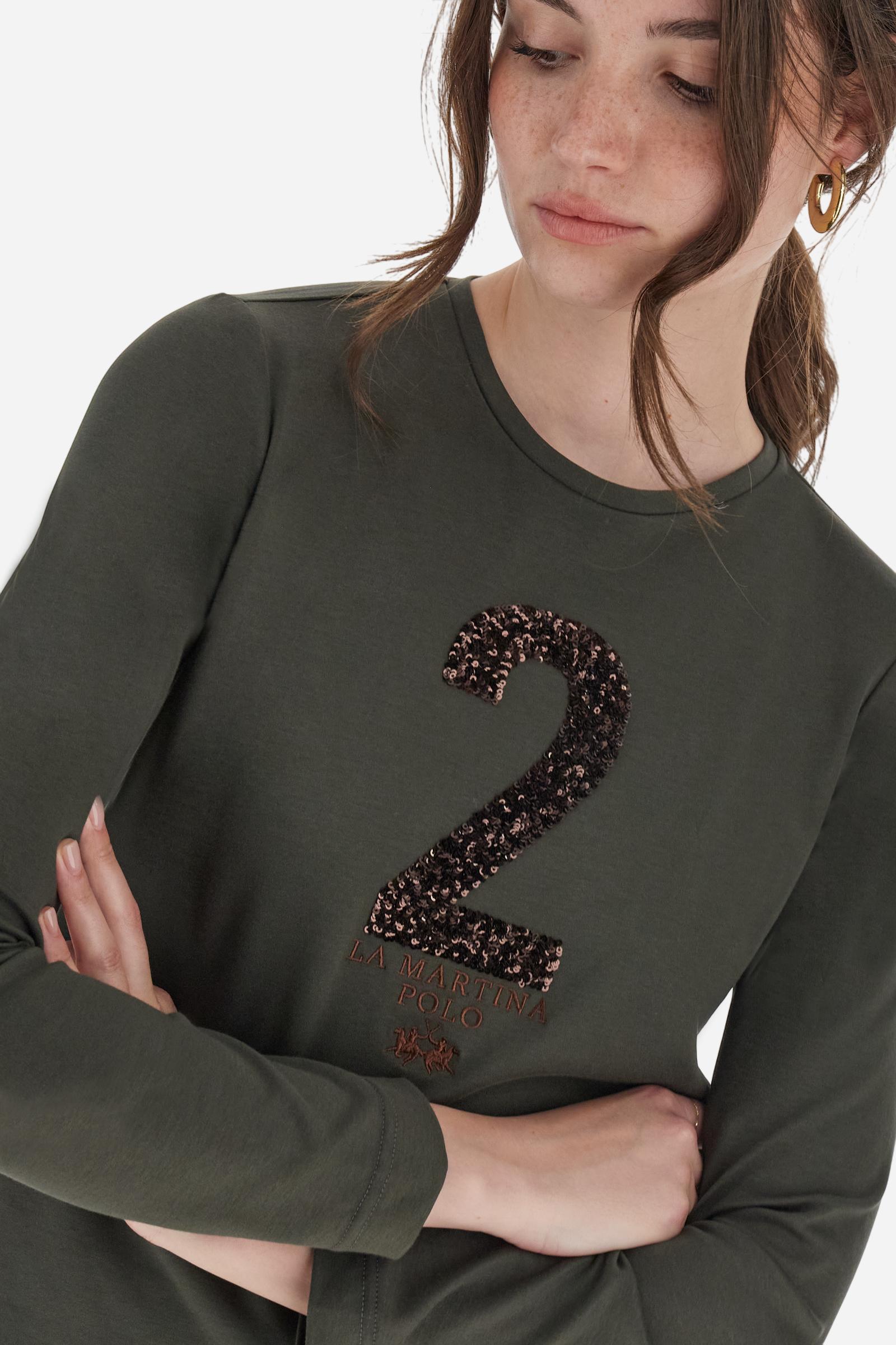 Women’s long-sleeve crew-neck T-shirt in 100% cotton jersey. The smooth, fluid fabric feels silky on the skin. On the chest, a large sequin patch number is paired with brand-identifying embroidered lettering, while a small logo is embroidered underneath. Regular fit for a versatile piece that combines simplicity with subtle glamour. Model wears size 2. - Falcon