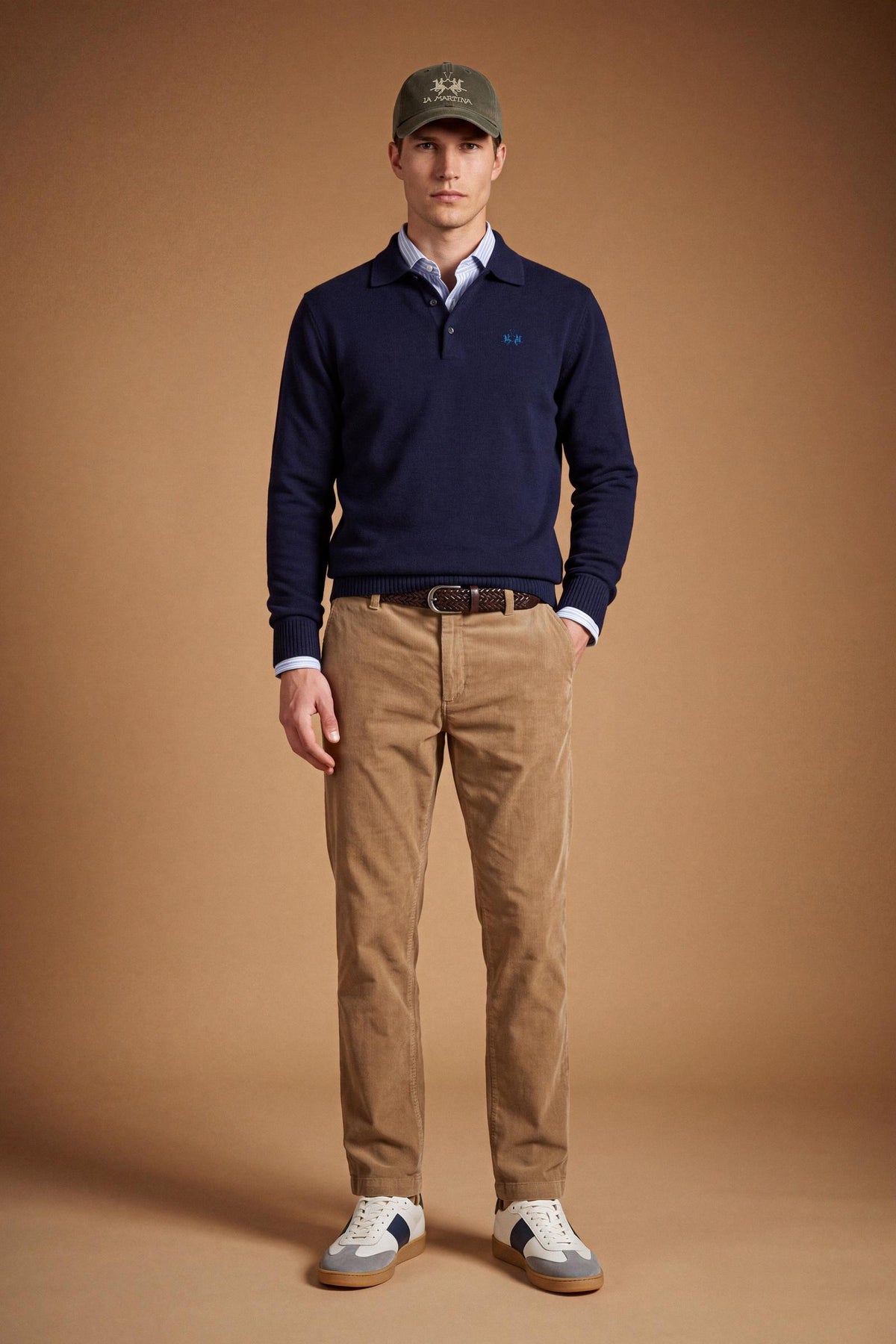 Men's knitted polo in cotton-wool blend with regular fit, ribbed cuffs and hem, classic collar, 2-button front, and subtle embroidered chest logo. - Navy