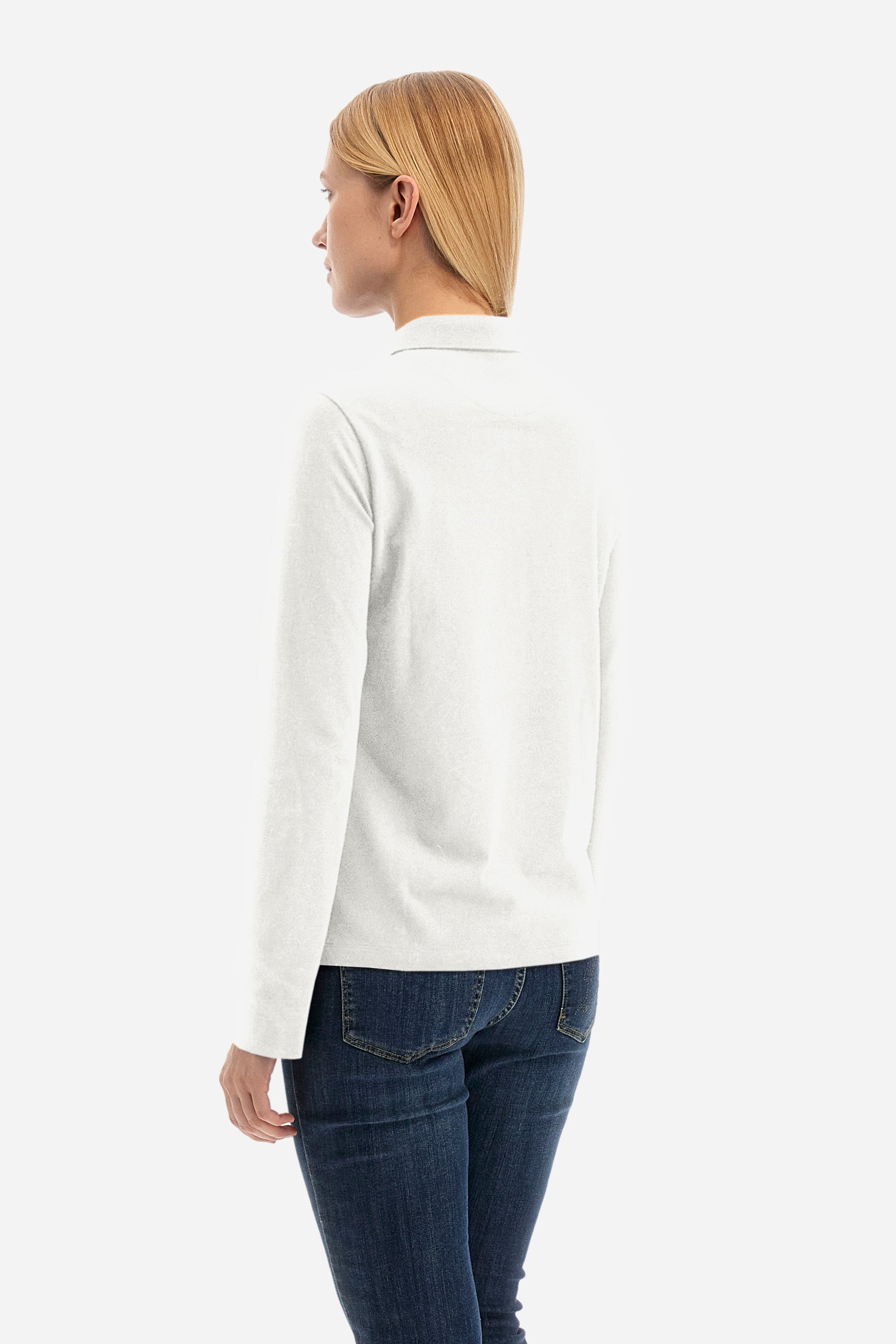 This women's polo shirt from the Timeless line is made of stretch cotton and has a regular fit. Available in a wide range of colours, it is perfect for those looking for a simple but quality garment. The solid colour and the embossed print of the La Martina logo on the front, together with the number 3, make it an elegant and unique garment. The classic 4-button collar completes the ideal look for a casual or sporty outfit. The model is 174 cm tall and wears a size 2. - Blanc de Blanc