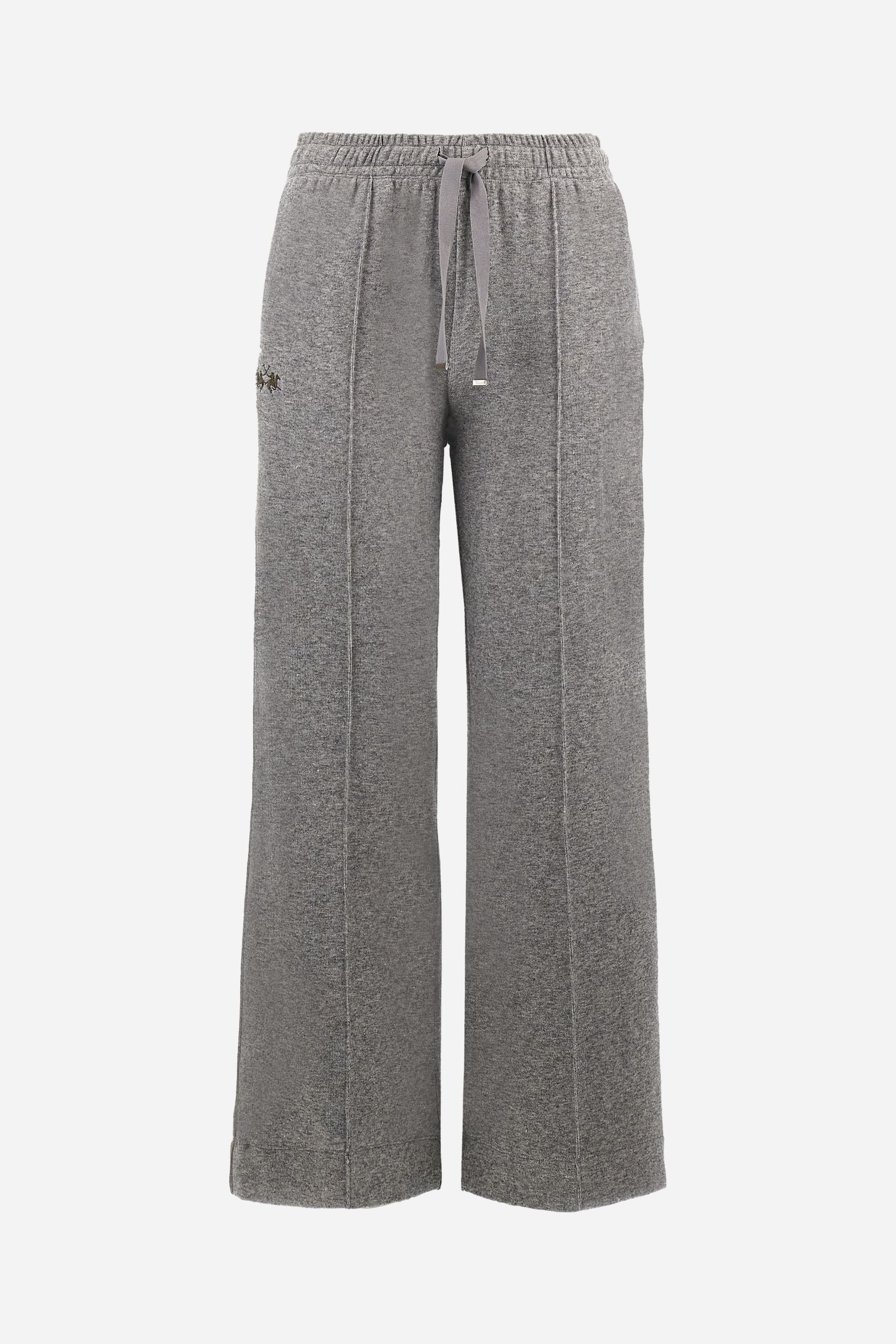 Women’s pants made of viscose-blend interlock fleece, soft and luxurious on the skin. Elastic waistband with adjustable drawstring ensures optimal comfort. Side pockets and bicolor striped tape along the sides complete the design. A small tonal embroidered logo enriches the front. Straight leg with slightly flared hem for a feminine, elegant twist in athleisure style. Model wears size 2. - Medium Heather Grey