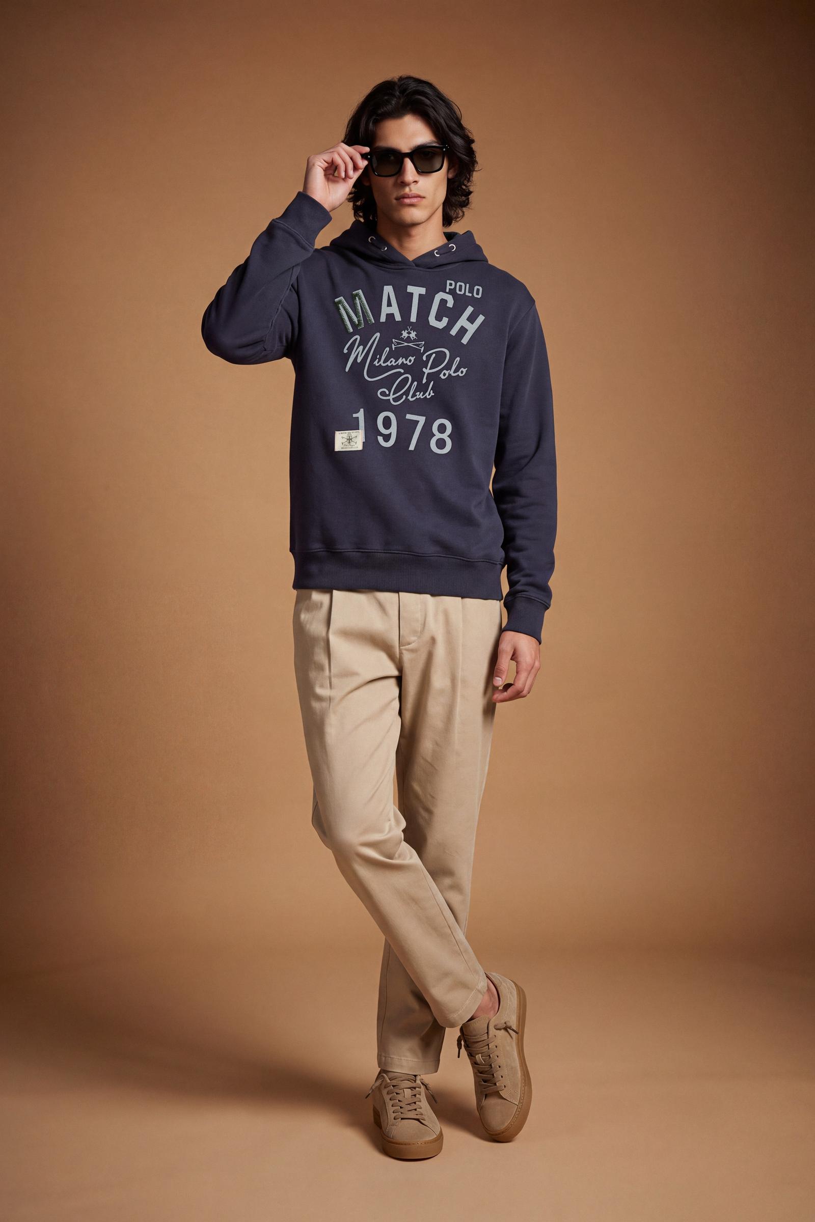 Men's long trousers in stretch cotton twill with elastane for comfort and freedom. Wide thigh, tapered ankle, elastic waistband, drawstring, pleats, and pockets. - Twill
